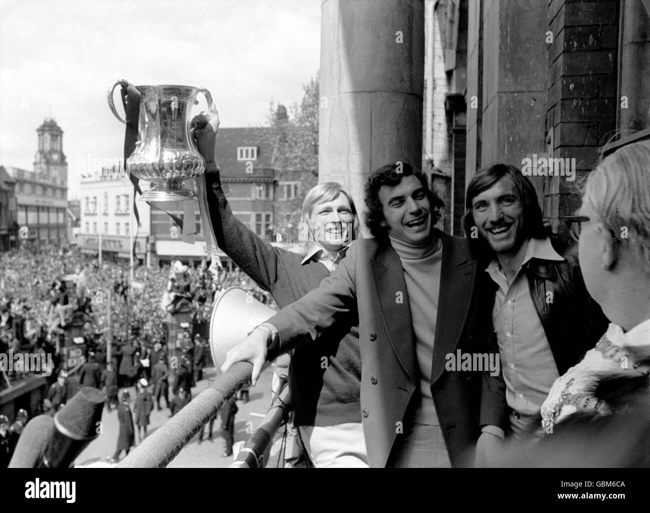 Alan Taylor (l), l'eroe dei due gol di West Ham United, mostra la fa Cup mentre i compagni di squadra Trevor Brooking (c) e Billy Bonds (r) si divertono sul balcone del Municipio di Newham, dove una folla di 10,000 persone ha accolto i vincitori della fa Cup Foto Stock