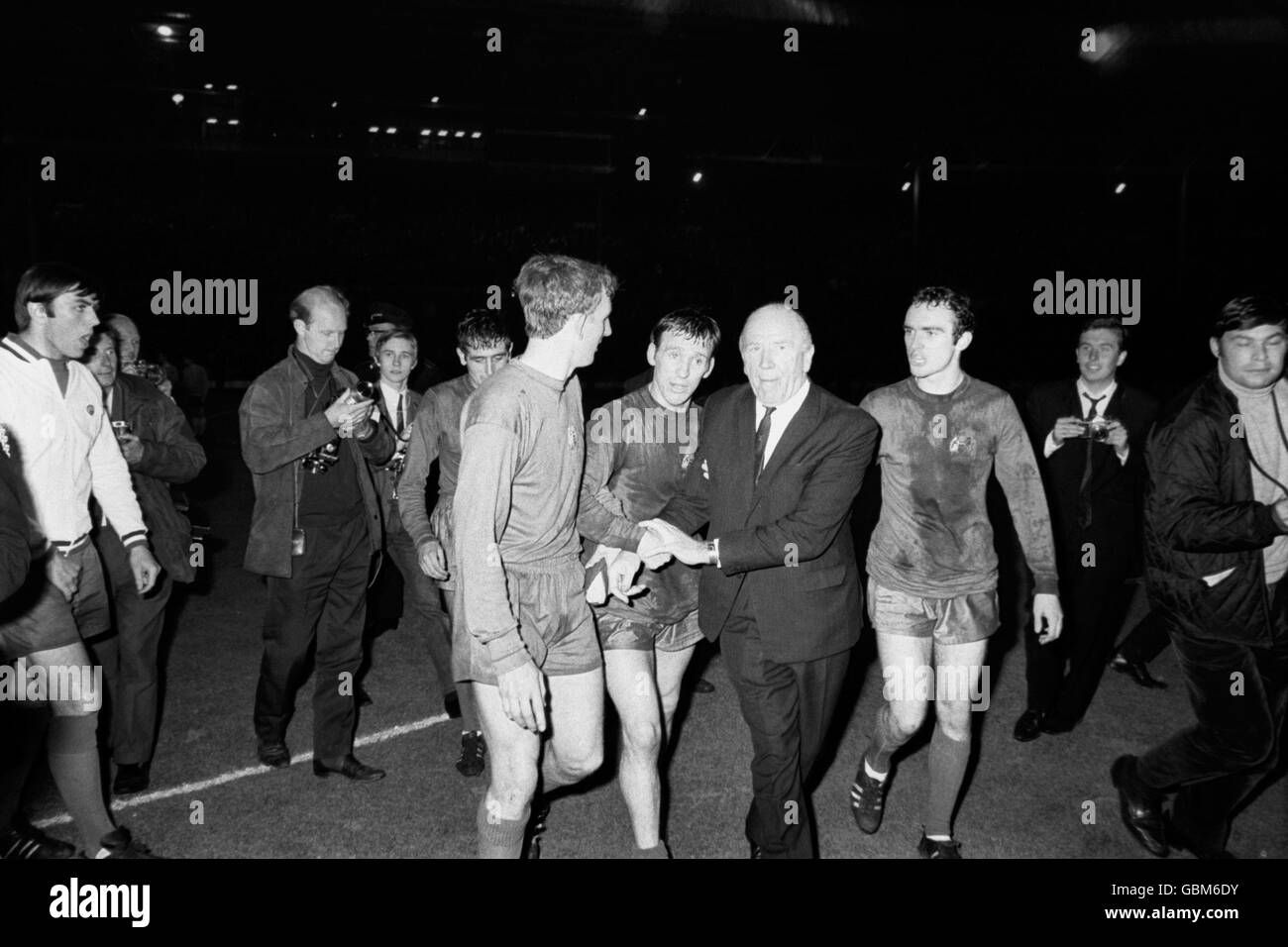 Il manager del Manchester United Matt Busby (seconda r) si congratula con John Aston (r), Pat Crerand (terza r) e Alex Stepney (quarta r) dopo aver raggiunto il suo sogno di vincere la Coppa Europa Foto Stock