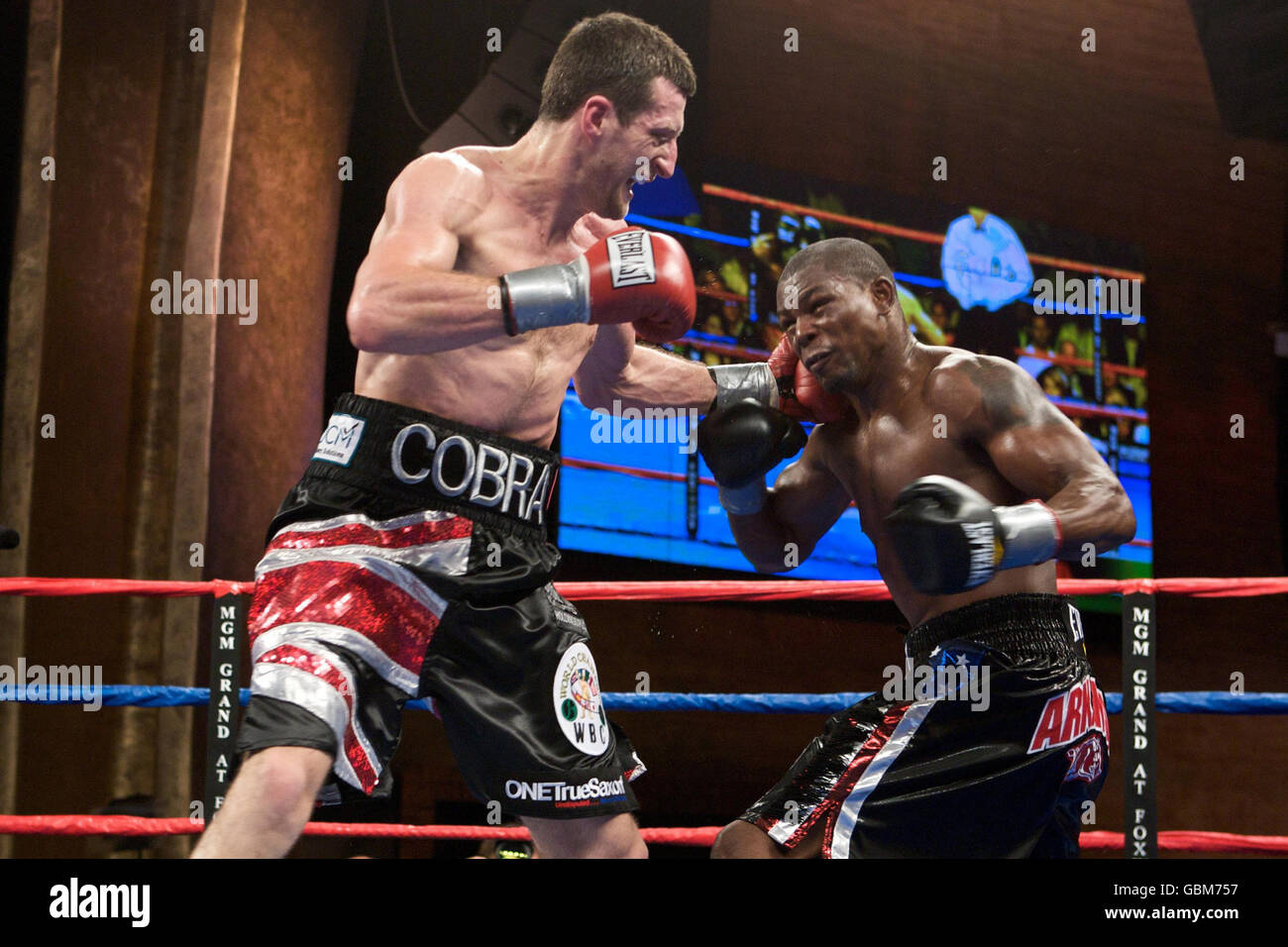 Carl Froch e Jermain Taylor durante il titolo WBC Super-Middleweight al Foxwoods Resort, Mashantucket, USA. Foto Stock