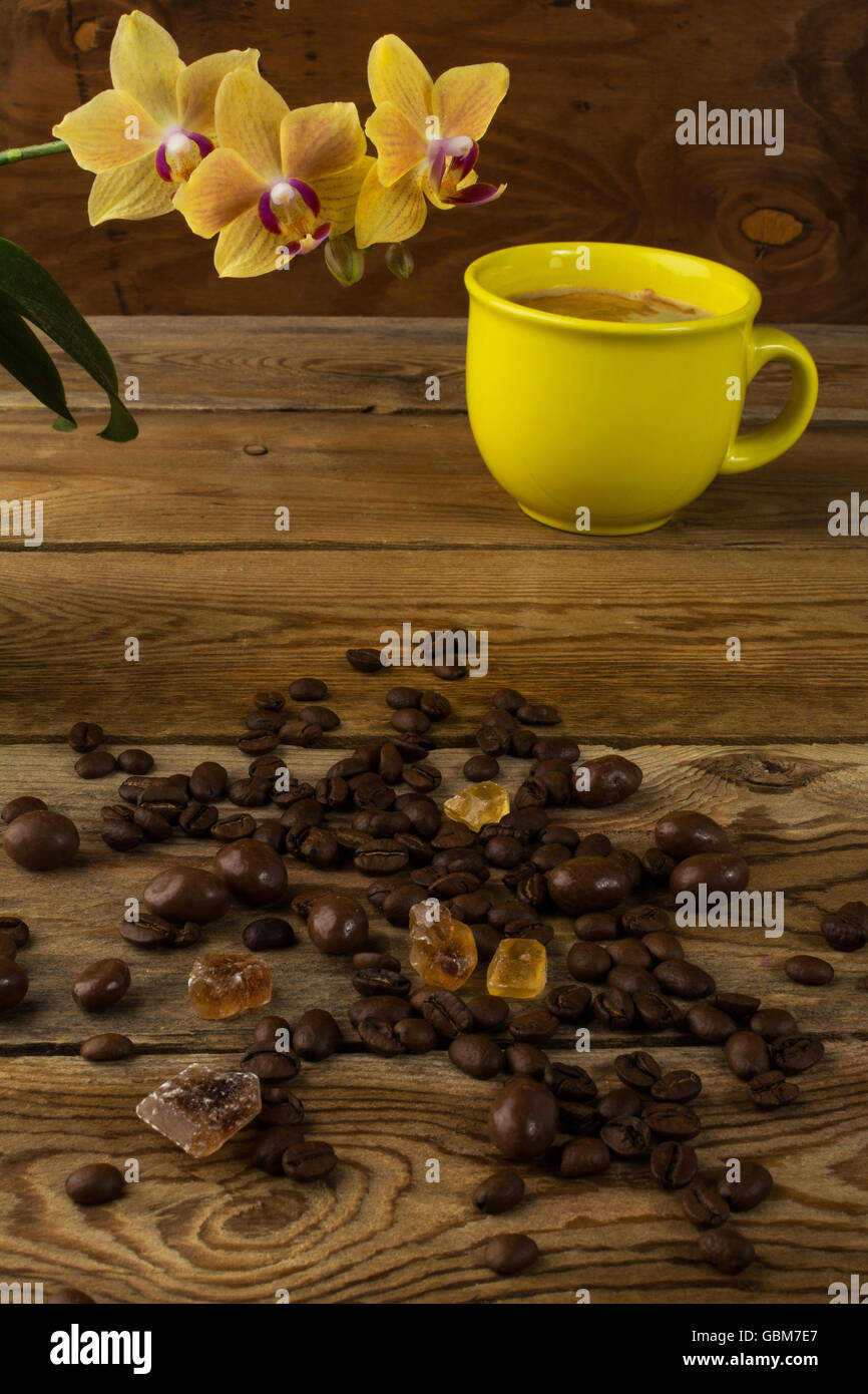 Tazza di caffè e orchidee, verticale. Tazza di caffè. Tazza di caffè. Il caffè forte. Il caffè del mattino. Pausa caffè. Il caffè forte. Foto Stock
