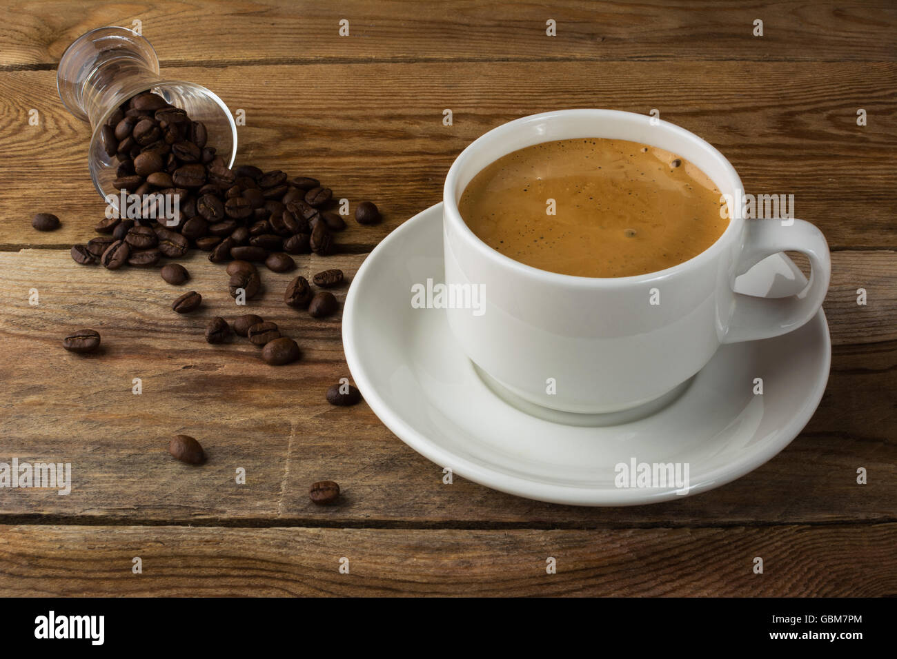 Caffè forte sullo sfondo di legno. Il caffè forte. Il caffè del mattino. Pausa caffè. Il caffè forte. Tazza di caffè. Tazza di caffè. Foto Stock