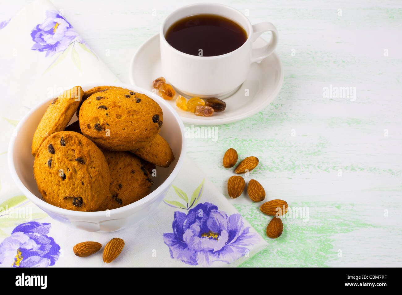 Biscotti dolci, tazza da tè e mandorla. Dolce con. Biscotti fatti in casa. La prima colazione i cookie. Tazza da tè. Ora del tè. Biscotti fatti in casa. Foto Stock