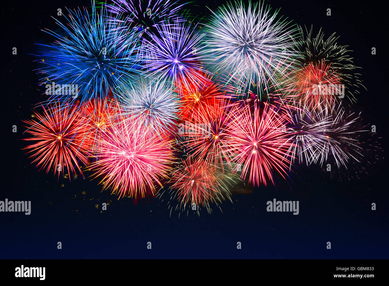 Incredibile rosso, oro, blu fuochi d'artificio. Celebrazione bella coloratissimi fuochi d'artificio. Vacanze salute di diversi colori sul cielo notturno. Foto Stock