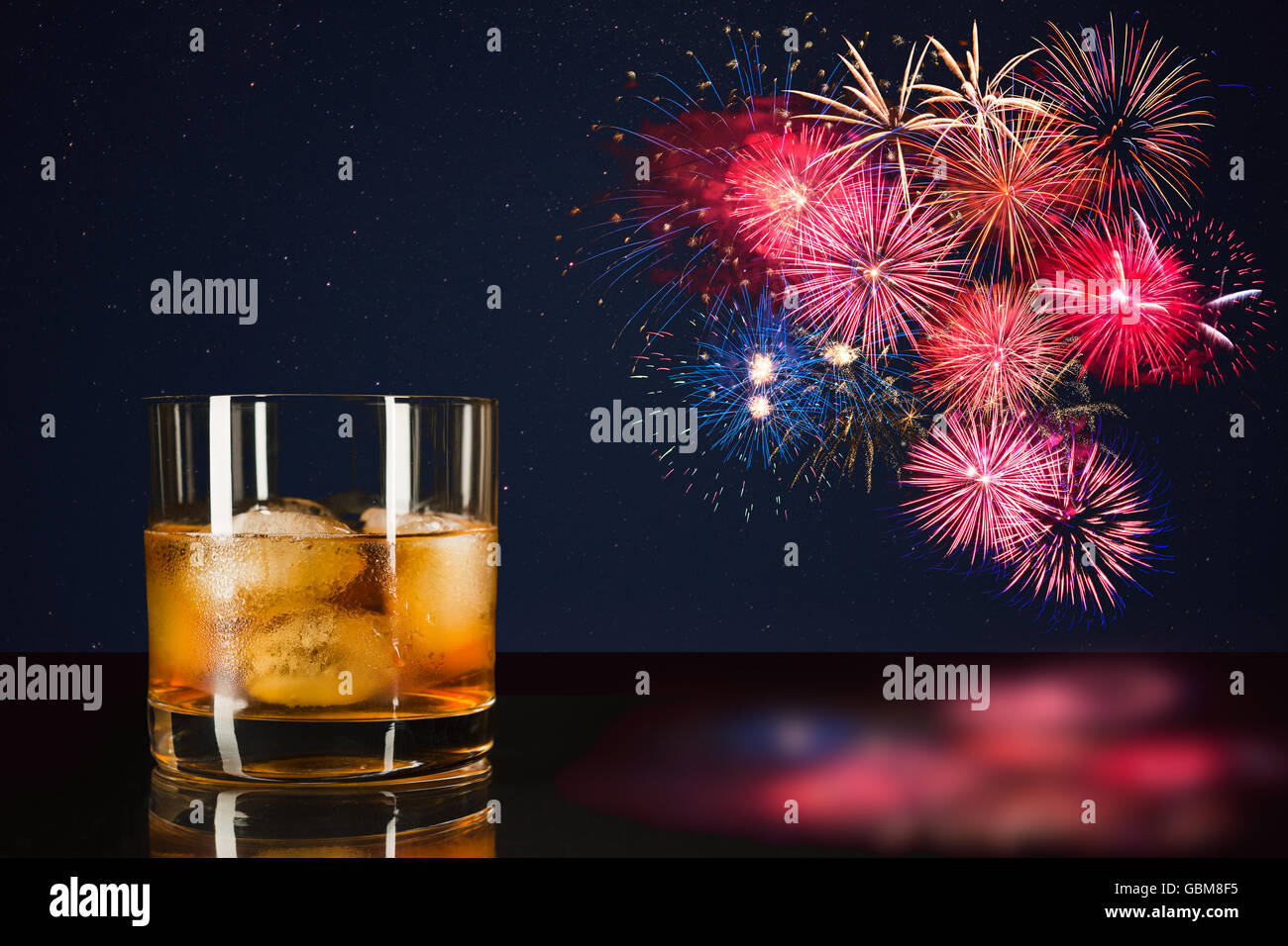 Il whiskey e celebrazione coloratissimi fuochi d'artificio. Incredibili fuochi d'artificio oltre il cielo notturno. Bellissimi fuochi d'artificio. 4 di luglio. 4 di luglio. Foto Stock