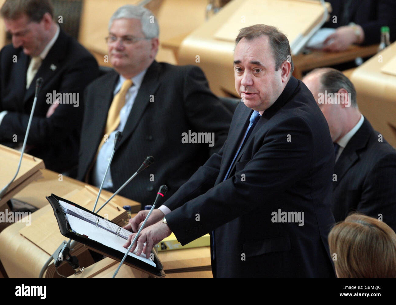 Primo ministro scozzese Alex Salmond (destra) durante i primi ministri Domande al parlamento scozzese di Edimburgo. Foto Stock