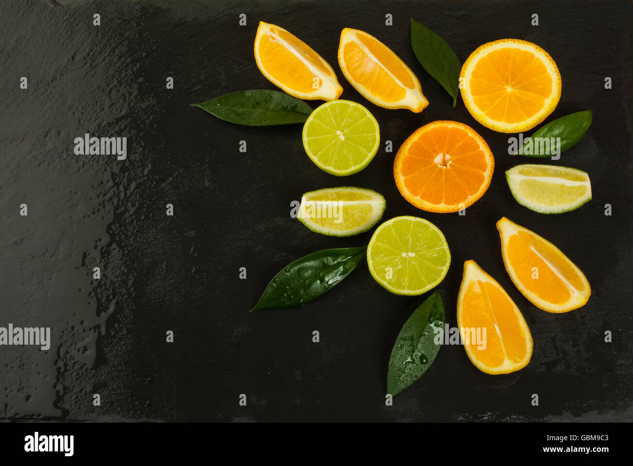 Mangiare sano concetto citrus su sfondo nero. Il cibo fresco. Frutti maturi. Gli agrumi. Cibo vegetariano. Frutta fresca. Miscelati Foto Stock