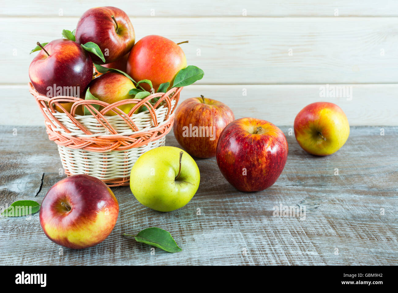 Mele mature nel cestello. Frutta fresca. Mele fresche. Cibo sano. Mangiare sano. Cibo vegetariano. Mangiare sano concetto. Foto Stock