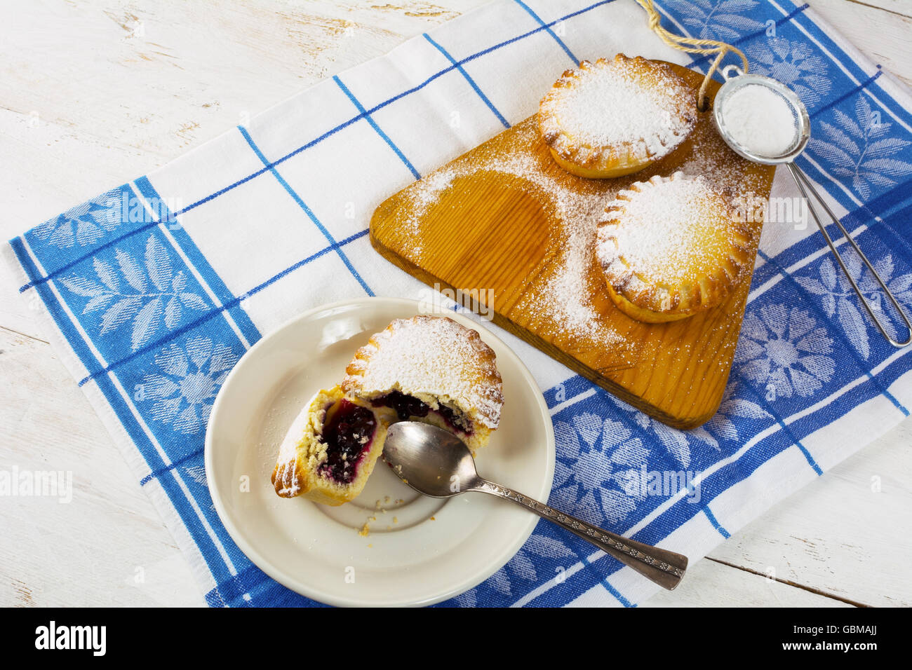 Piccolo dolce torta con la marmellata. Dolce con. Pasta dolce. Jam pie torta di piccole dimensioni. Torta dolce. Torta. Foto Stock