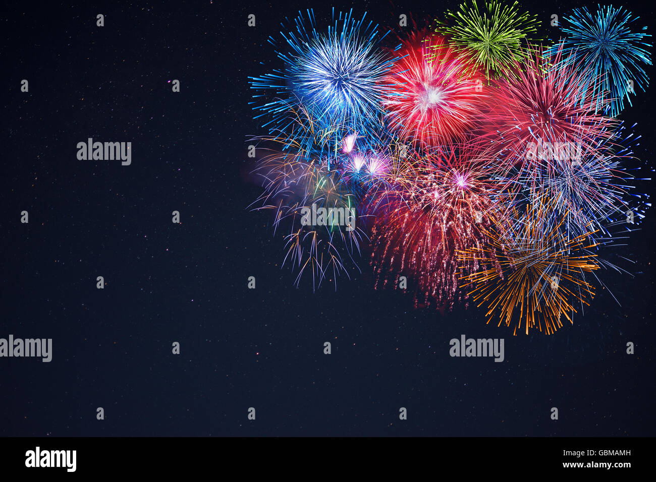 Festa multicolore di fuochi d'artificio, copia dello spazio. Bellissimi fuochi d'artificio. Vacanze a salutare. 4 di luglio. 4 di luglio. Giorno di indipendenza. Foto Stock