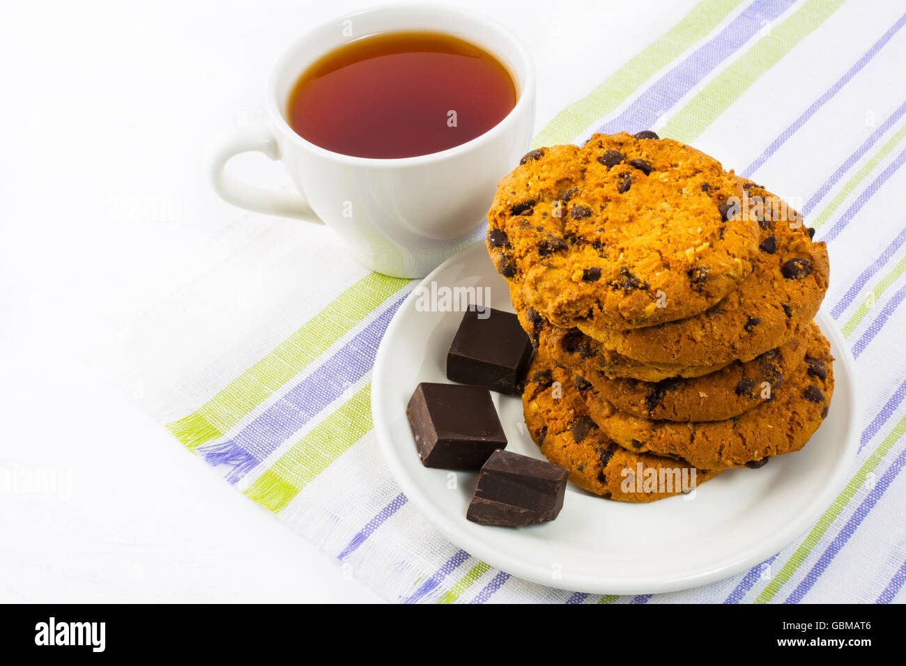 Biscotti, cioccolato e la tazza di tè. Biscotti fatti in casa. Ora del tè. Dolce con. Biscotti fatti in casa. La prima colazione i cookie. Bollitore per tè Foto Stock