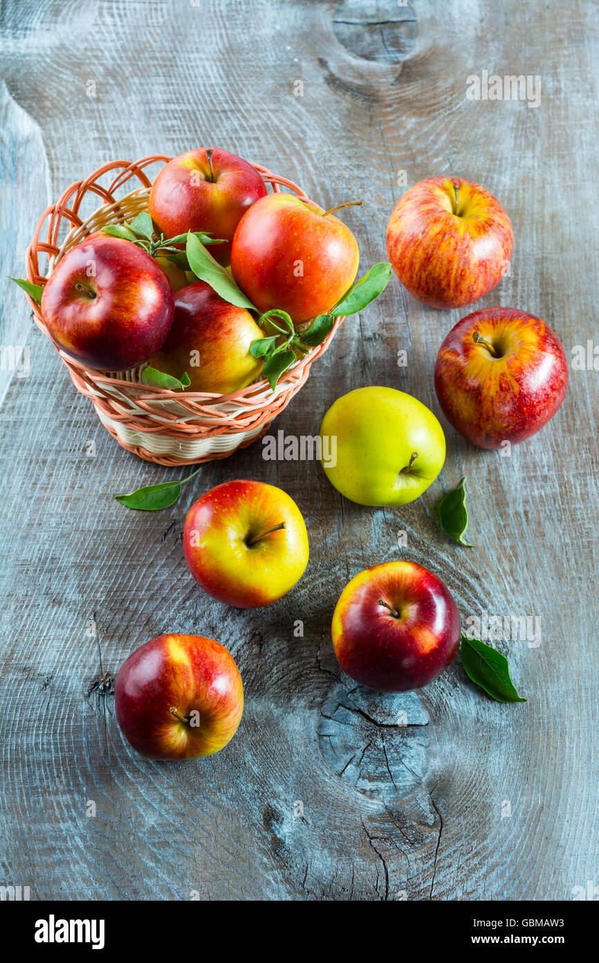 Mele mature sul tavolo di legno. Frutta fresca. Mele fresche. Cibo sano. Mangiare sano. Cibo vegetariano. Foto Stock