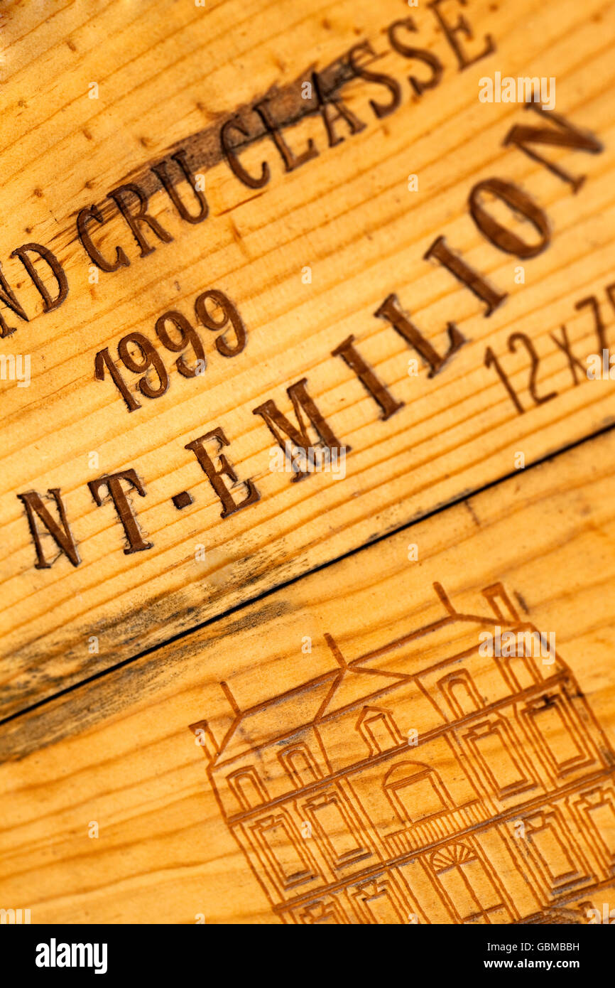 St Emilion vino etichetta su una scatola di legno in una cantina Foto Stock