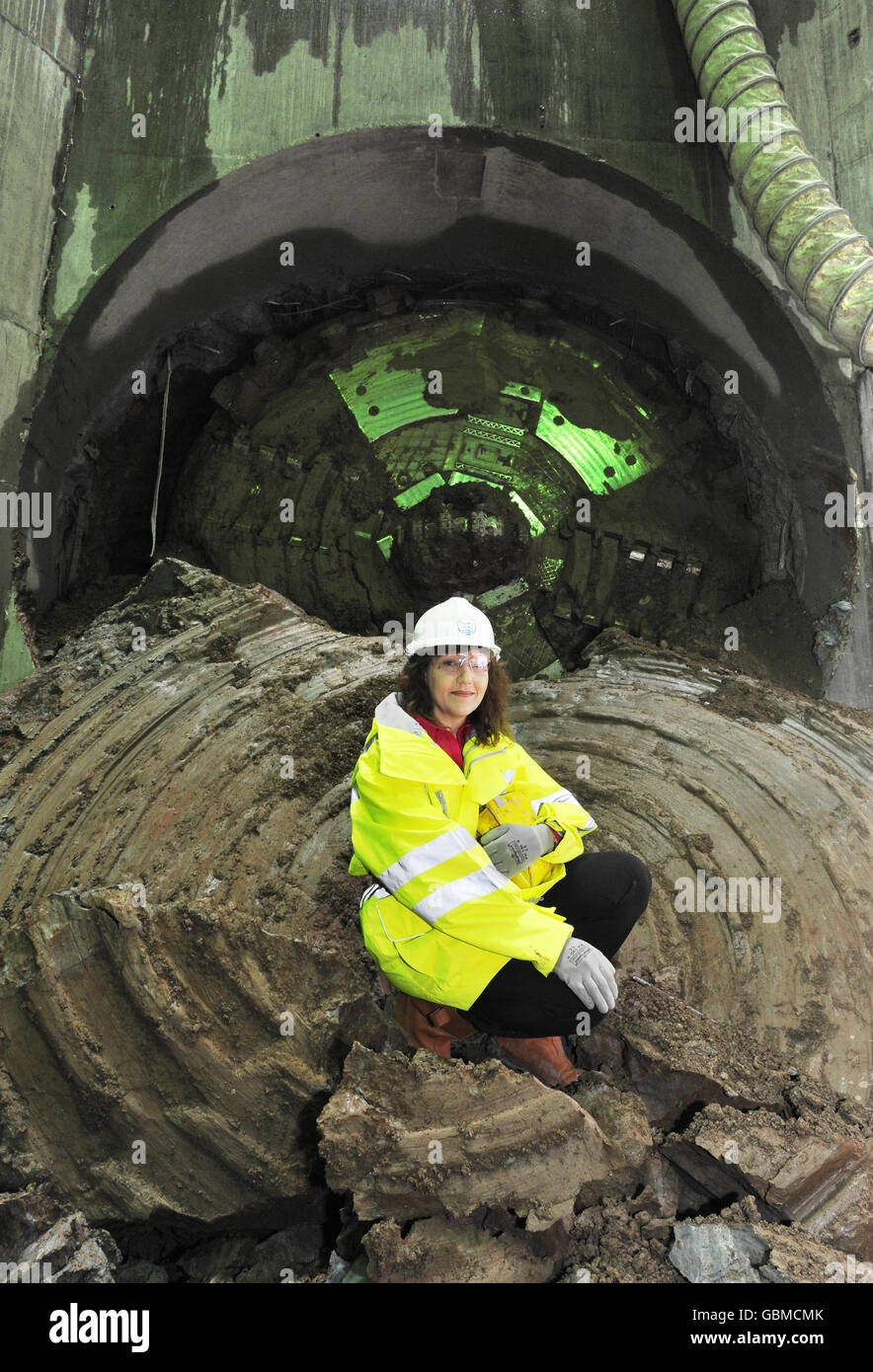 Il Project Manager Rachel Whiteman effettua un'indagine sul suo lavoro dopo il completamento dell'estensione della gamba settentrionale del London Ring Main di Thames Water ad Islington. Foto Stock