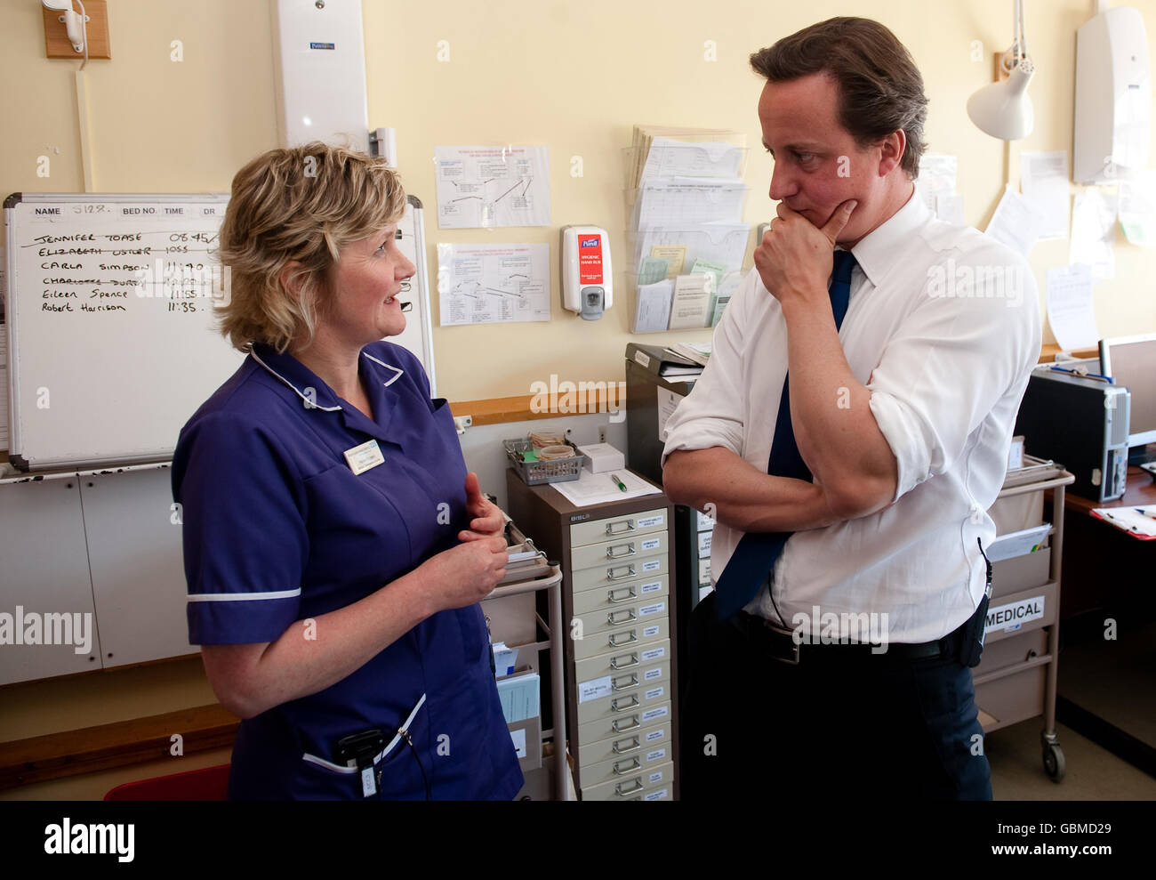 David Cameron, leader del partito conservatore, parla di infermiera a Helen Rogers durante una visita all'Harrogate District Hospital. Foto Stock