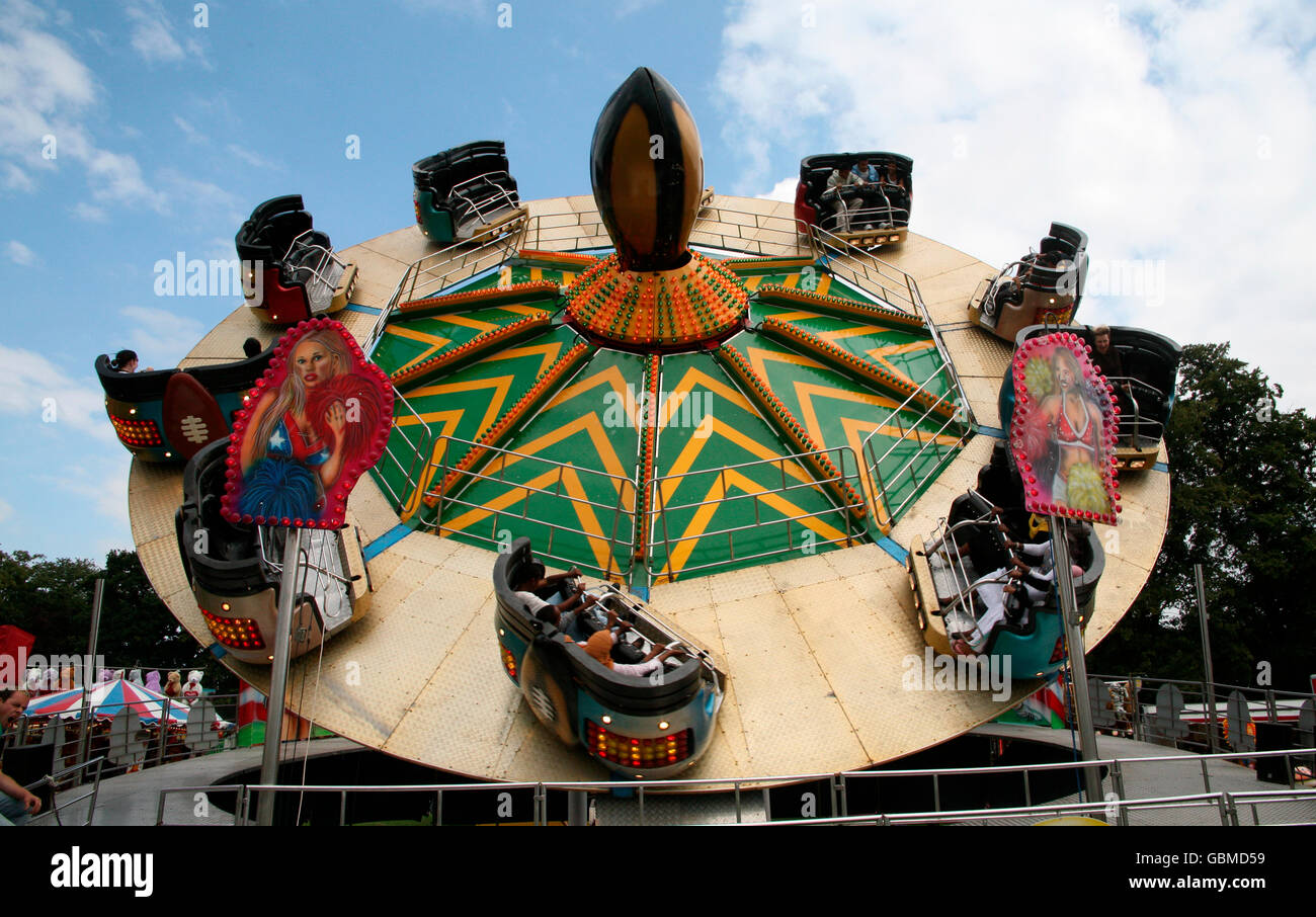 La gente gode di una rotatoria al London Mela, Festival Asiatico nella Greater London, Foto Stock