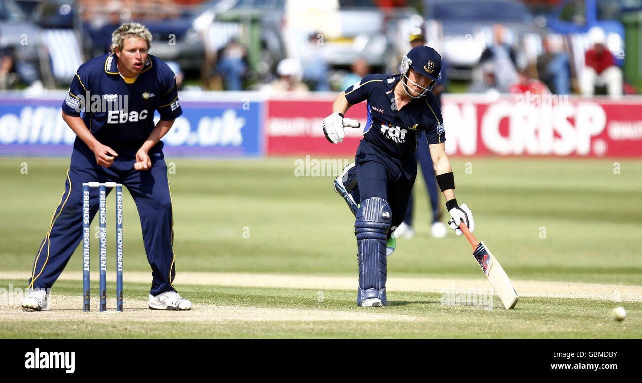 Sussex battsman Rory Hamilton-Brown fa una corsa durante la partita del Friends Provident Trophy al County Ground, Hove. Foto Stock