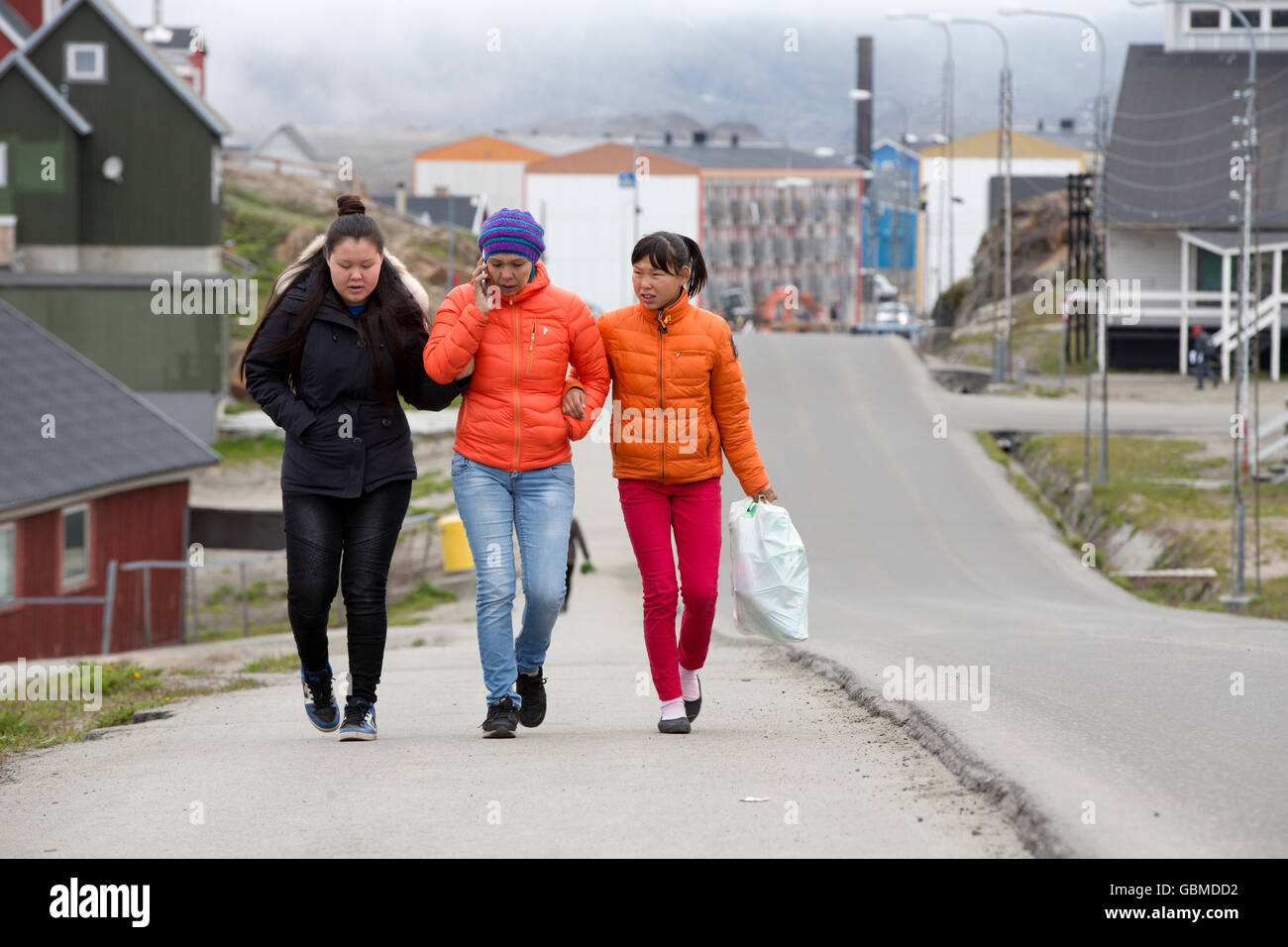 Tre donne sulla strada di città, Sisimiut, Groenlandia Foto Stock