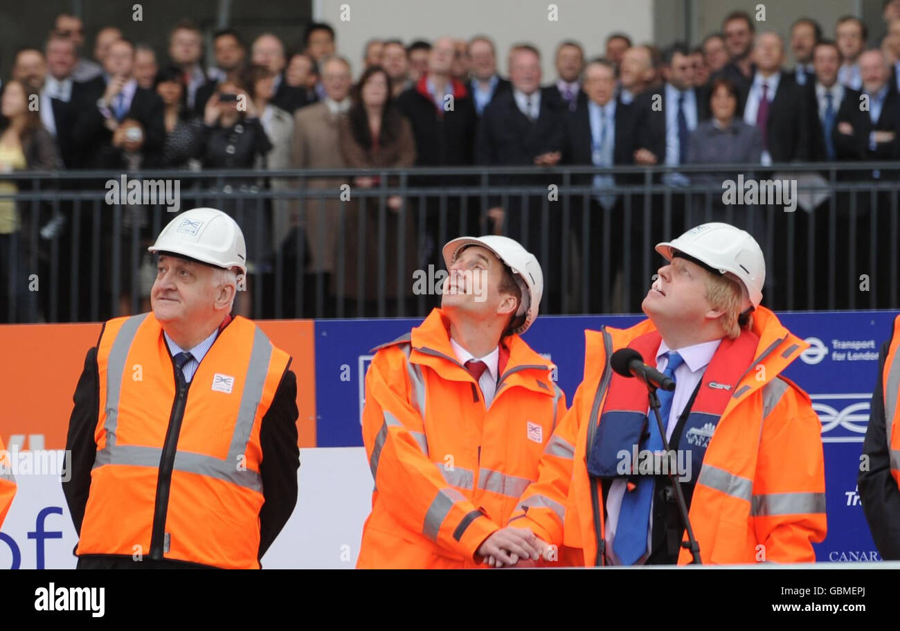 Il sindaco di Londra Boris Johnson (destra) e il ministro della ferrovia Lord Adonis (centro) avviano ufficialmente la costruzione del nuovo progetto London Crossrail a Canary Wharf a Londra. Foto Stock
