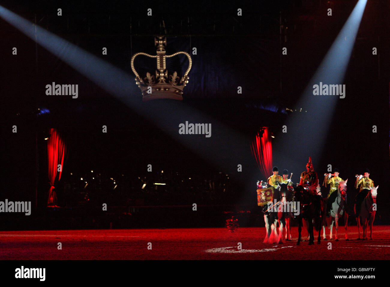 Il Musical Ride Household Cavalry si esibir al Castello di Windsor Royal Tattoo nel Berkshire Foto Stock