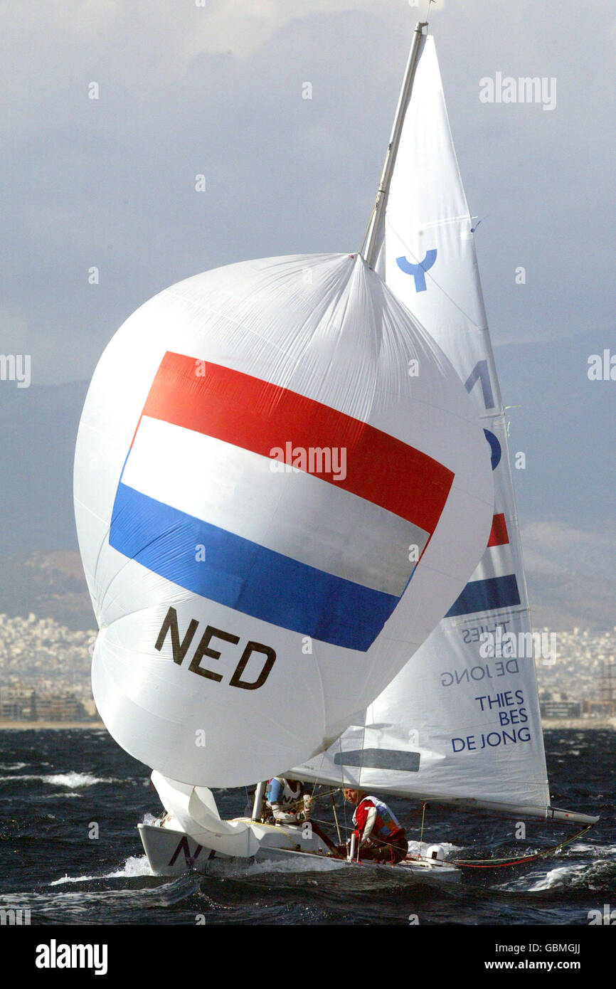 Vela - Giochi Olimpici di Atene 2004 - Barca di leelboat Donna Yngling. Annelies Thies, Annemieke Bes e Petronella de Jong (l) in azione Foto Stock