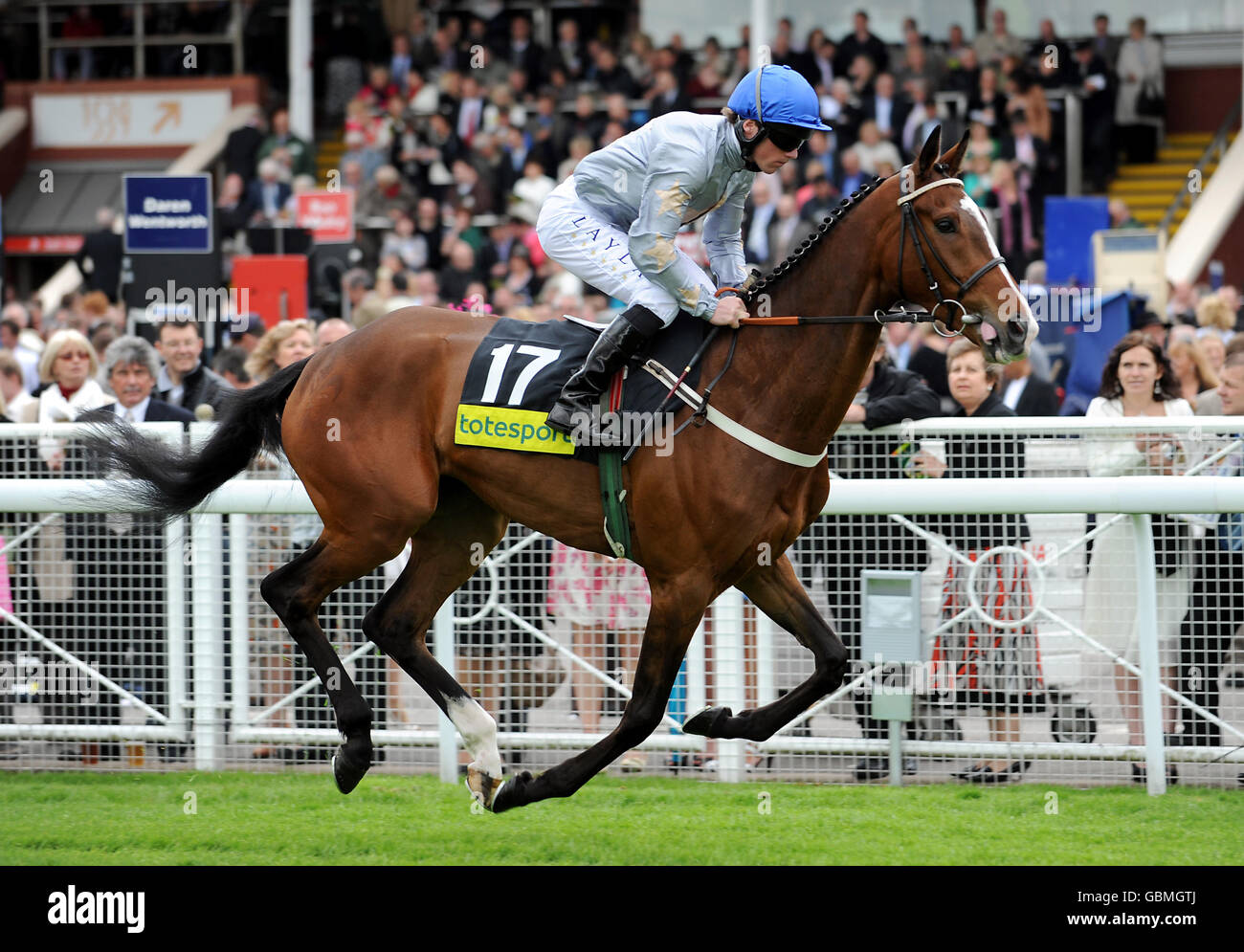 Jockey Stephen Donohoe su Double Banded durante il Chester Totesport.com Tazza Heritage handicap Foto Stock