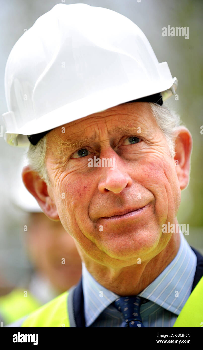 Il Principe del Galles durante una visita al Building Research Establishment (BRE) Innovation Park, per vedere i progressi nella sua pionieristica eco-casa a basso consumo energetico a Watford. Foto Stock