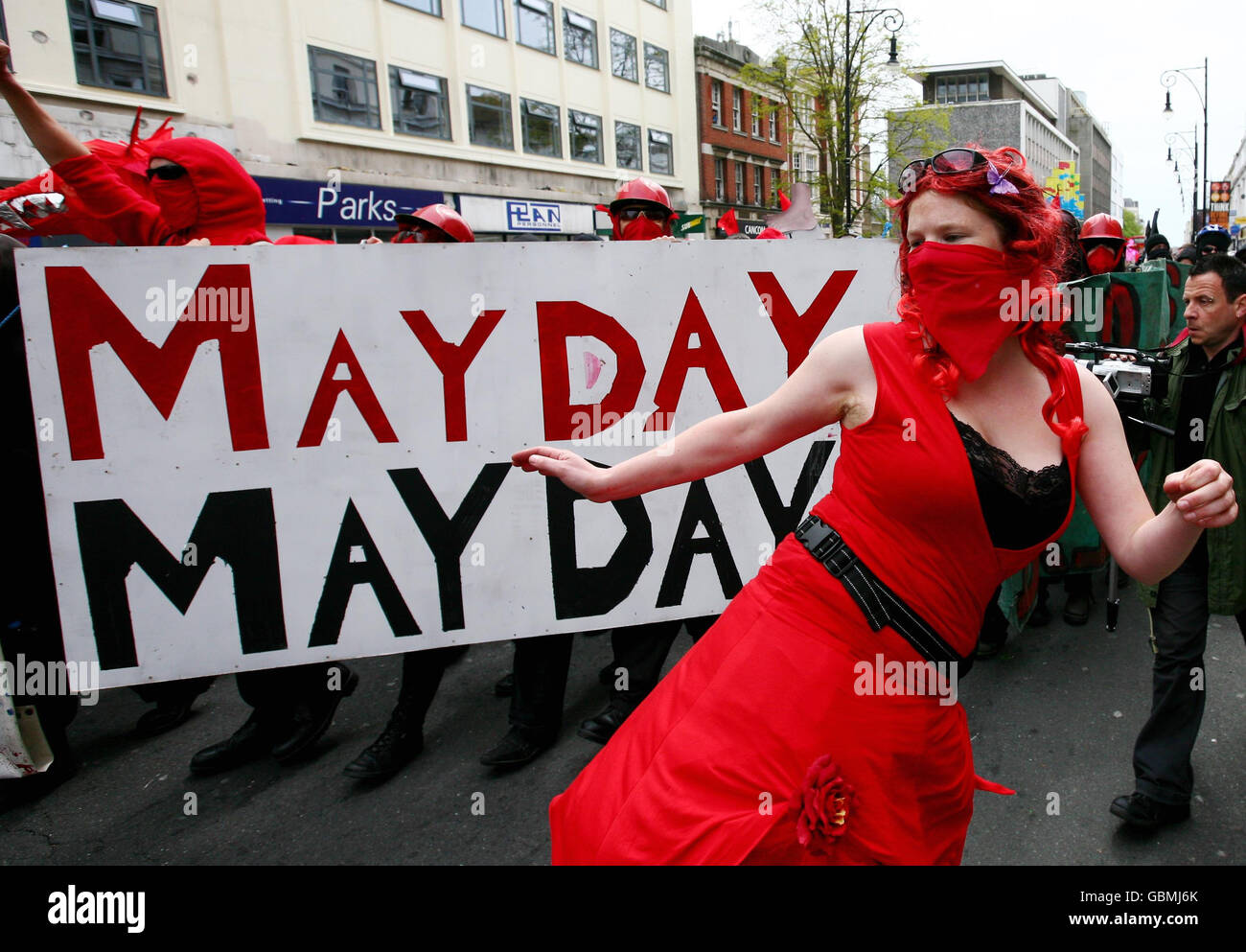 I dimostranti anti anti anti-guerra attraversano Brighton, nel Sussex orientale, durante una protesta del giorno di maggio. Foto Stock