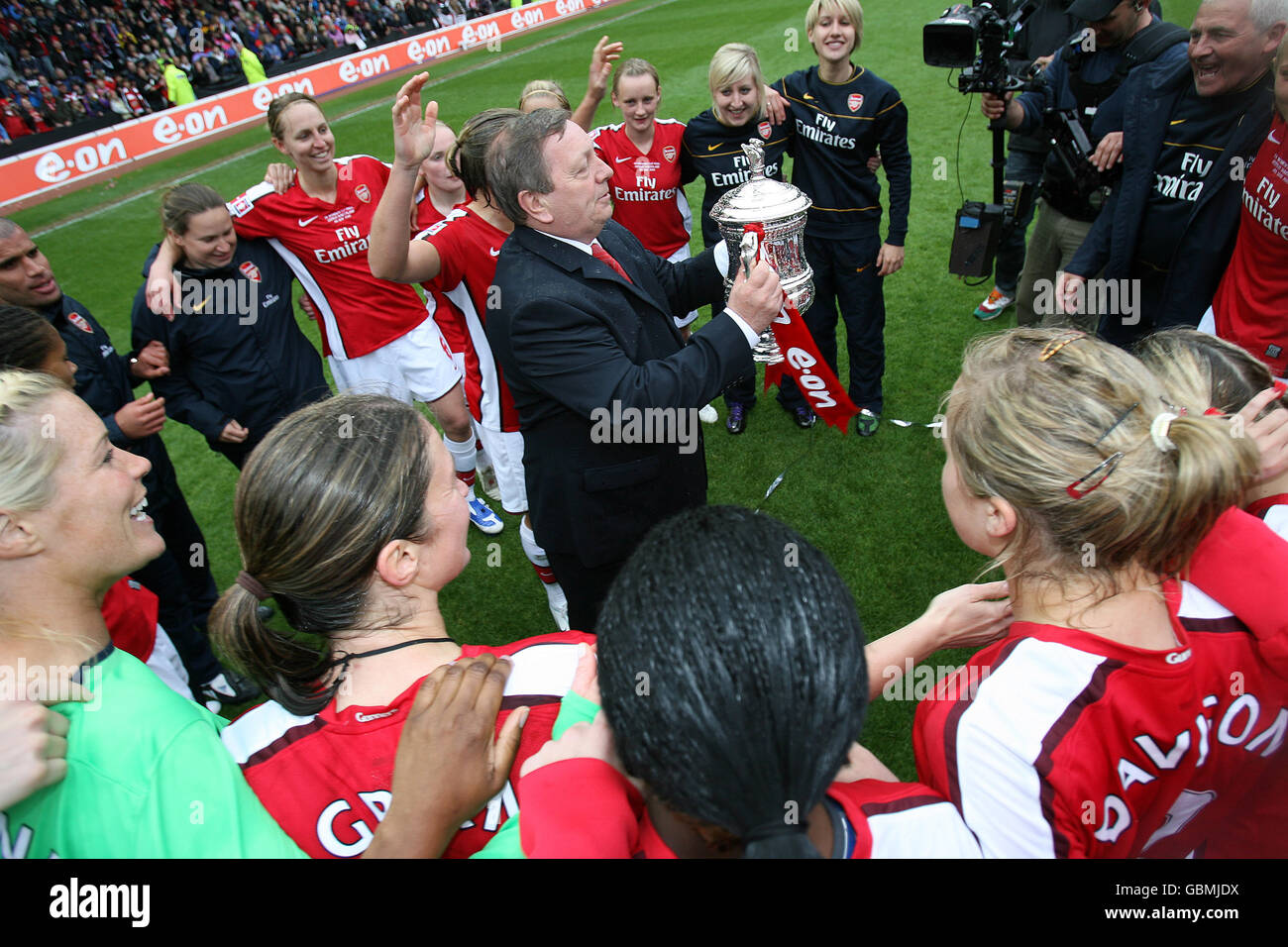 Calcio - Donna fa Cup - finale - Arsenal / Sunderland - Pride Park. Il manager dell'Arsenal, Vic Akers, detiene il trofeo all'interno di un cerchio di giocatori Foto Stock