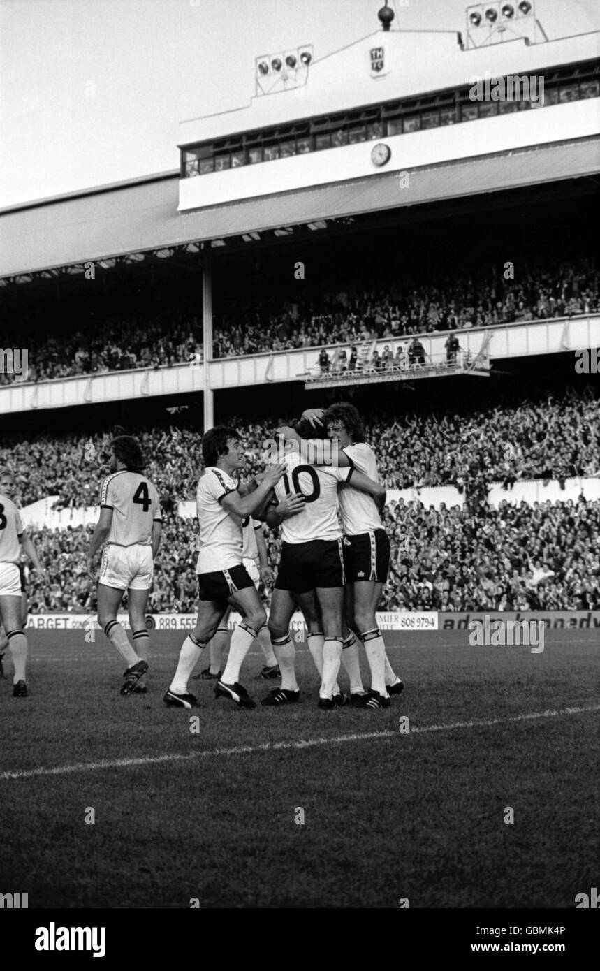 Tottenham Hotspur's Colin Lee (10) si congratula con i compagni di squadra Peter Taylor (l) e Glenn Hoddle (r) dopo aver segnato il suo secondo goal. Tottenham Hotspur ha vinto la partita 9-0. Foto Stock