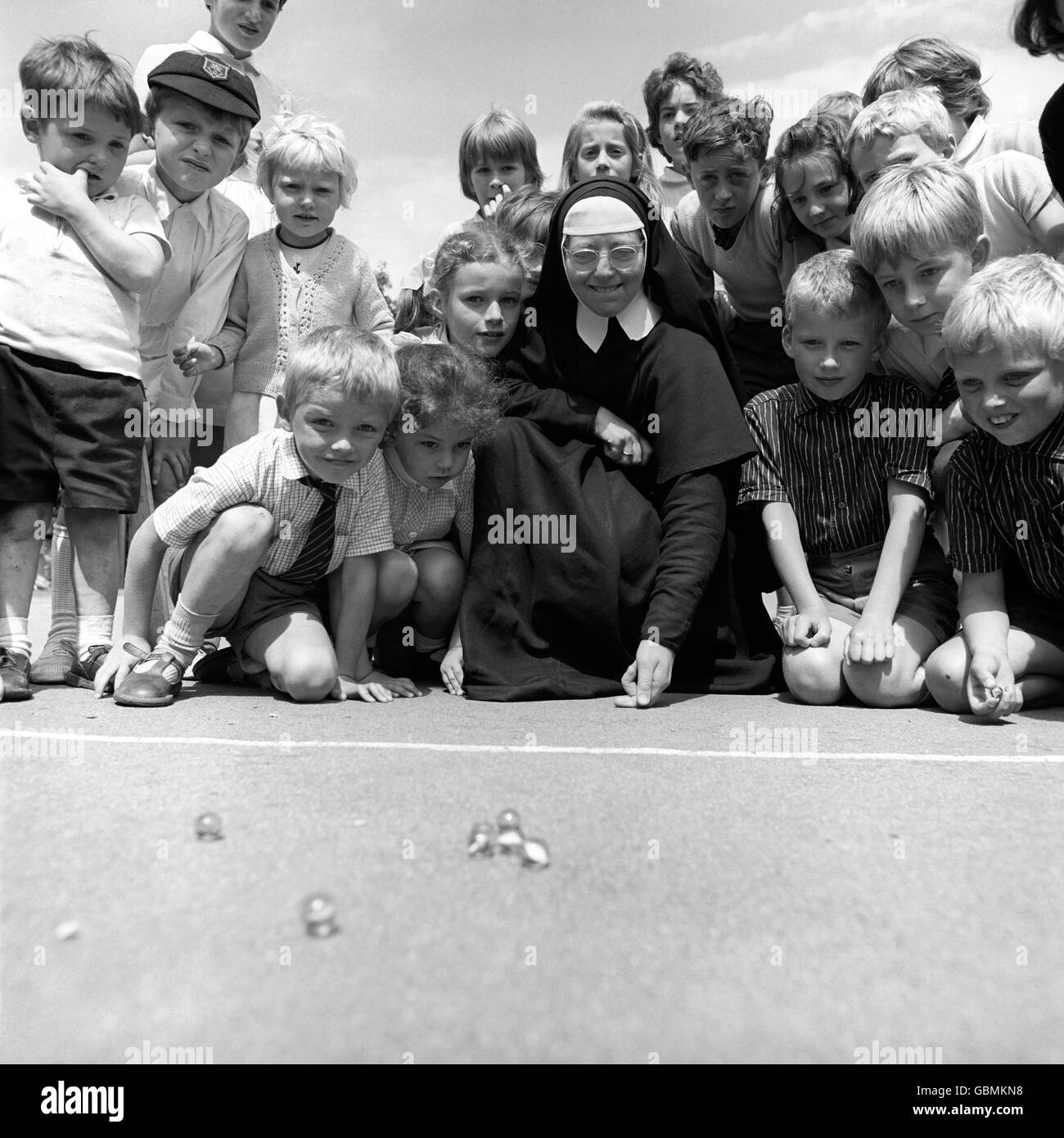 Suor Hilda, del Convento di San Winefride, Shrewsbury, dimostra la sua abilità in marmi ad un gruppo ammiratore di alunni della scuola del convento. Foto Stock