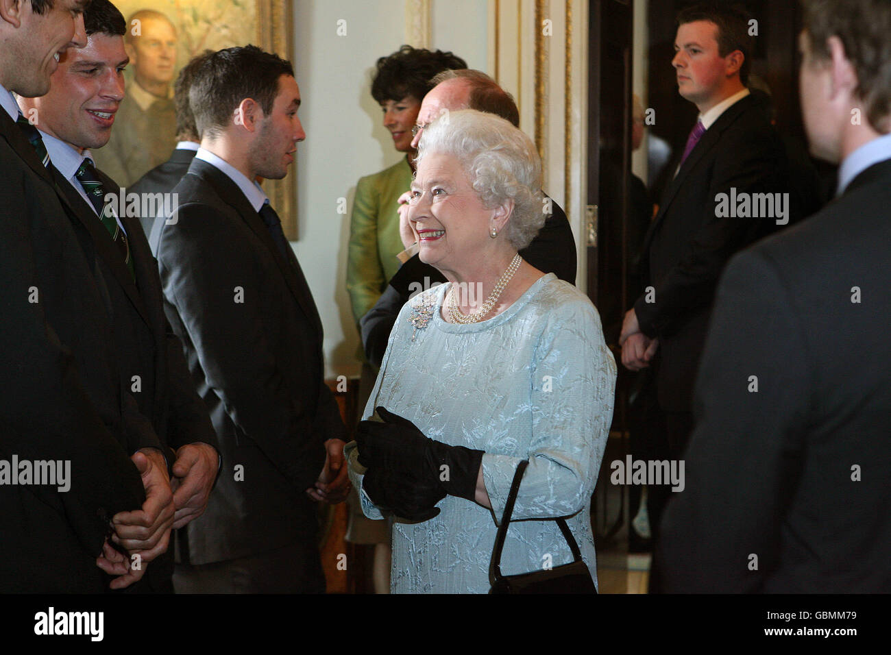 La regina Elisabetta II incontra i membri della squadra irlandese di rugby vincitrice del RBS 6 Nations Grand Slam a Hillsborough Castle il secondo giorno della sua visita in Irlanda del Nord. Foto Stock