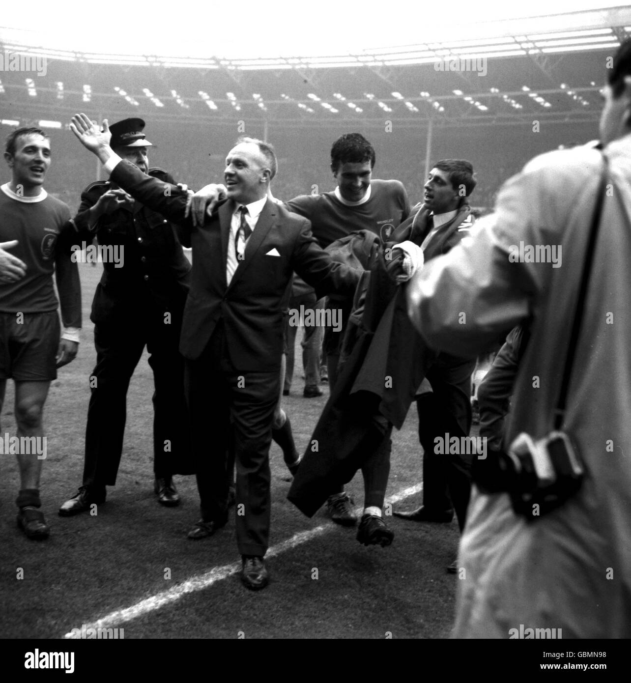 Calcio - finale di fa Cup - Leeds United contro Liverpool - Stadio di Wembley. Il manager di Liverpool Bill Shankly (c) celebra la vittoria mentre lascia il campo con Peter Thompson (l) e Ron Yeats (r) dopo la partita Foto Stock