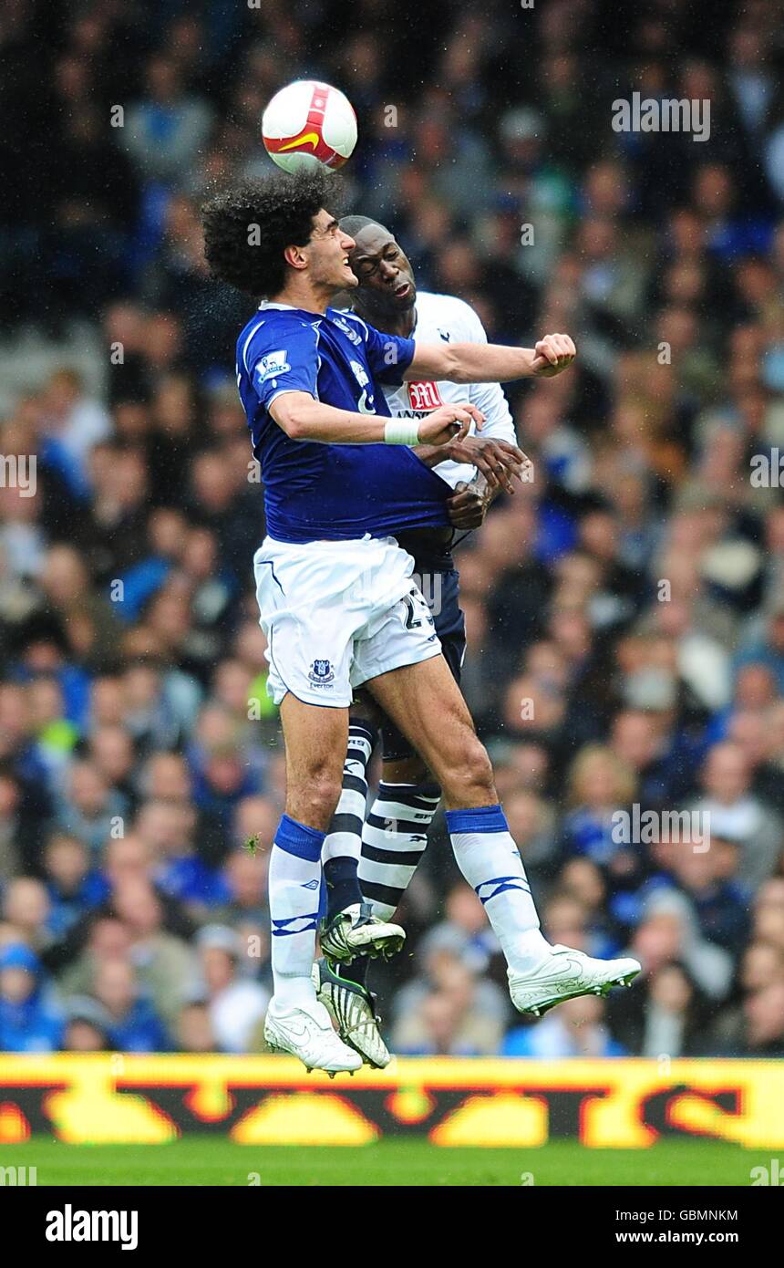 Calcio - Barclays Premier League - Everton v Tottenham Hotspur - Goodison Park. Marouane Fellaini di Everton (a sinistra) e Ledley King di Tottenham Hotspur (a destra) lottano per la palla Foto Stock