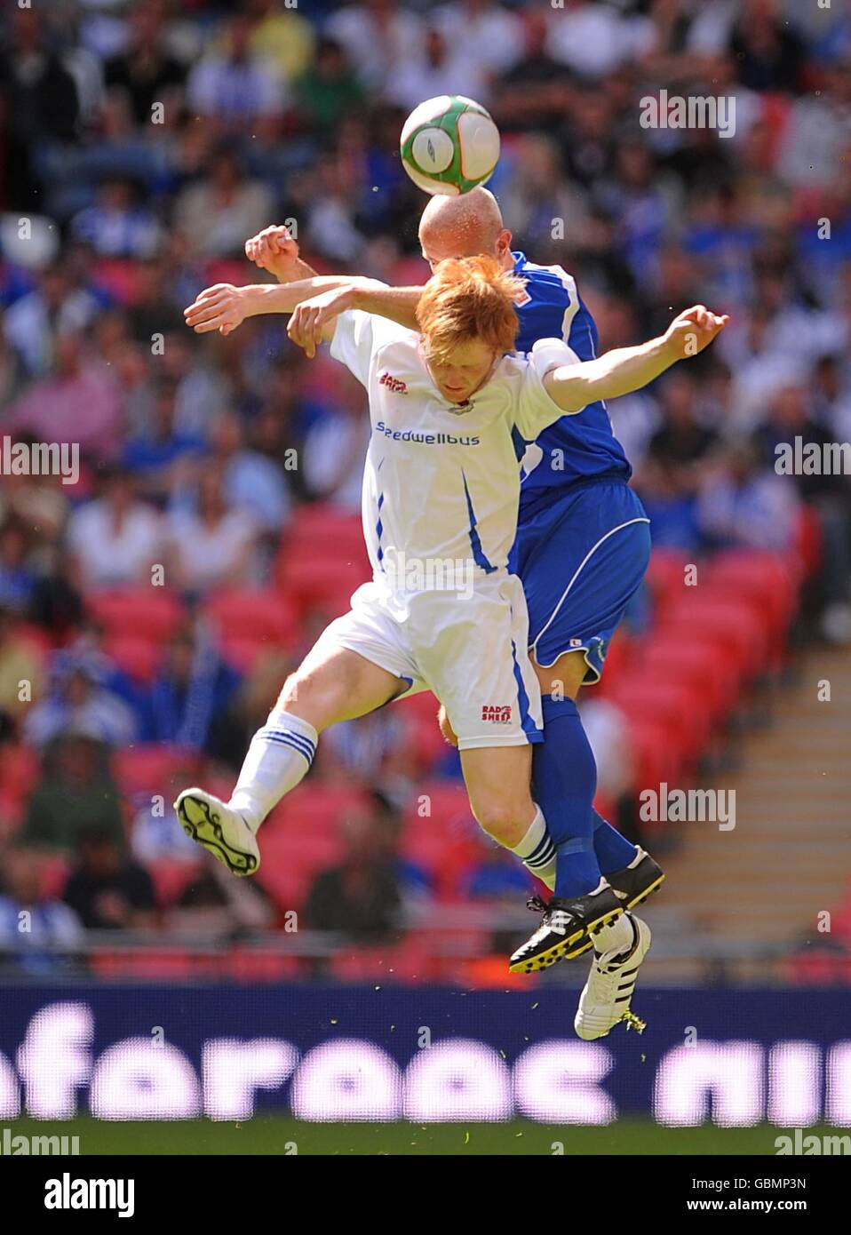 Calcio - fa Vase - finale - Glossop North End / Whitley Bay - Wembley Stadium. Glossop North End's Sam Hind (a sinistra) e Lee Kerr (a destra) di Whitley Bay in azione Foto Stock
