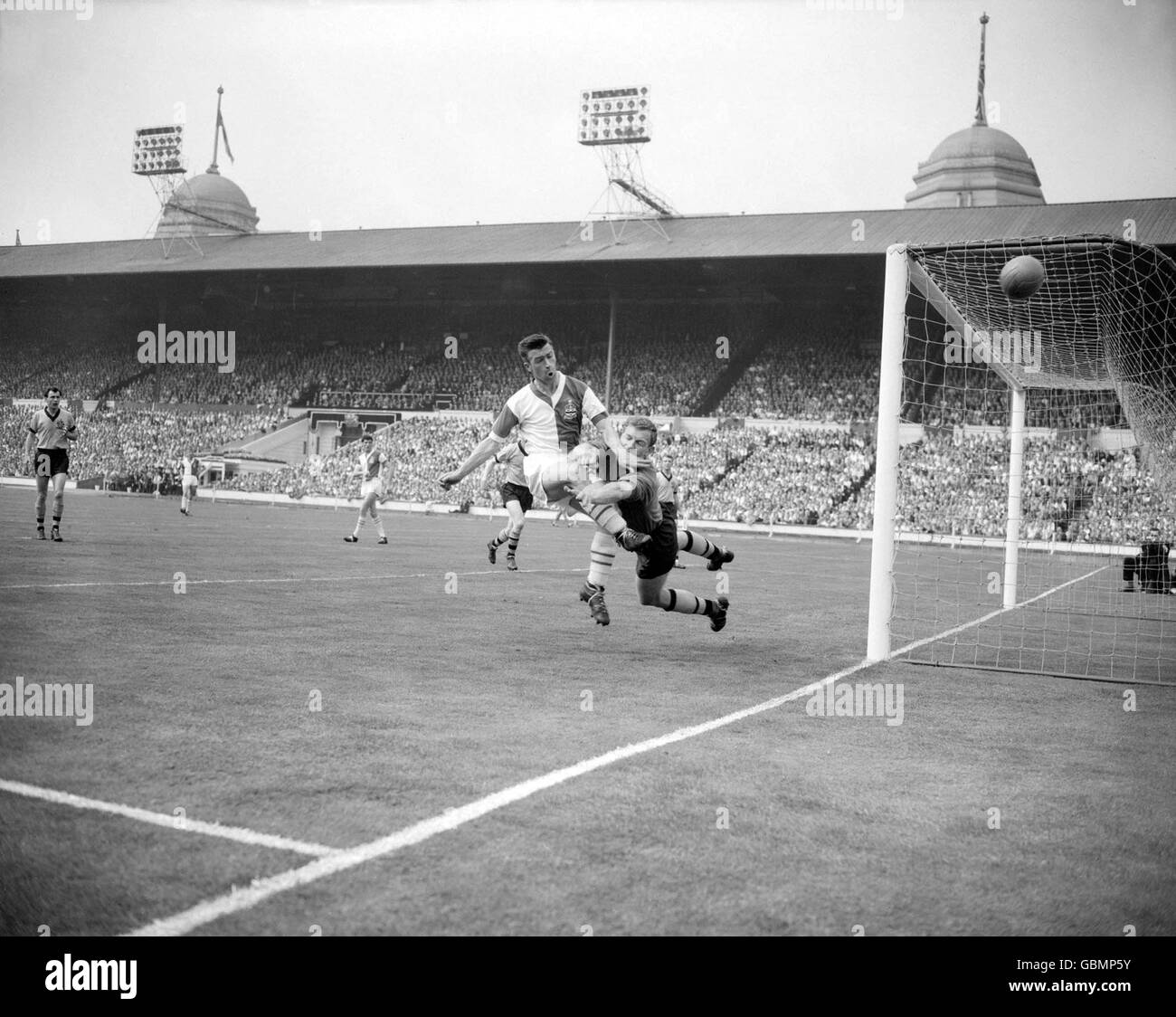 Blackburn Rovers' Bryan Douglas (seconda r) Volleys largo come Wolverhampton Wanderers portiere Malcolm Finlayson (r) sfida lui Foto Stock