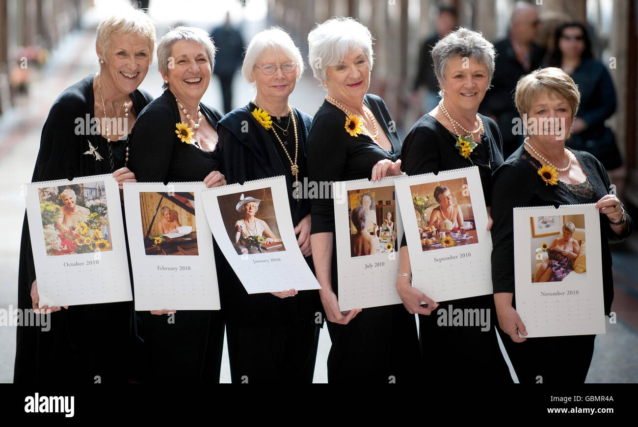 Le Calendar Girls (da sinistra a destra) Tricia Stewart, Angela Baker, Beryl Bamforth, Lynda Logan, Chris Clancy e Ros Fawcett al lancio del loro ultimo calendario a Harvey Nichols a Leeds. Foto Stock