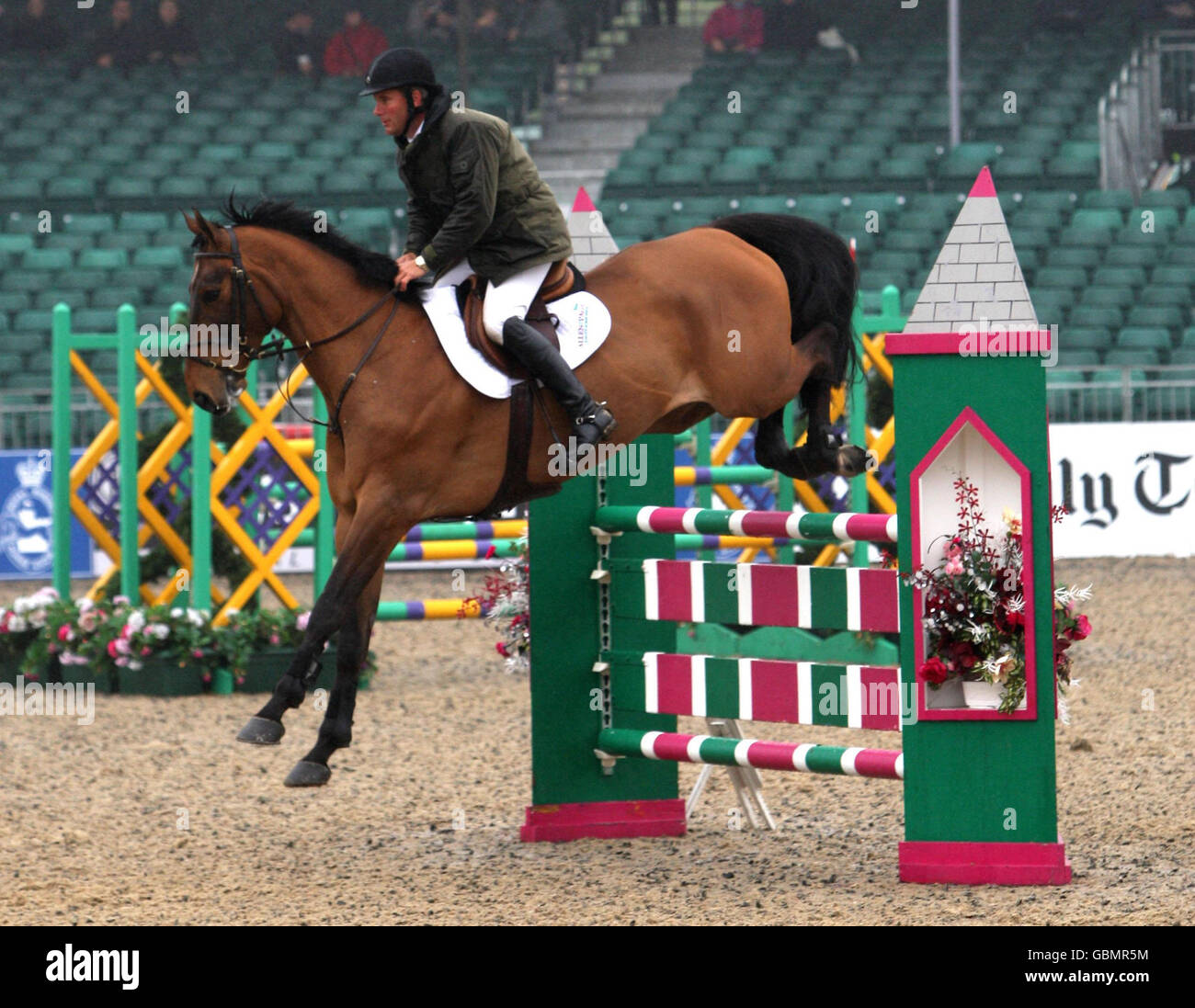 William Funnel Riding Billy Bishop compete nel primo round del Horse & Hound Foxhunter al Windsor Horse Show nei terreni privati del Castello di Windsor nel Berkshire. Foto Stock