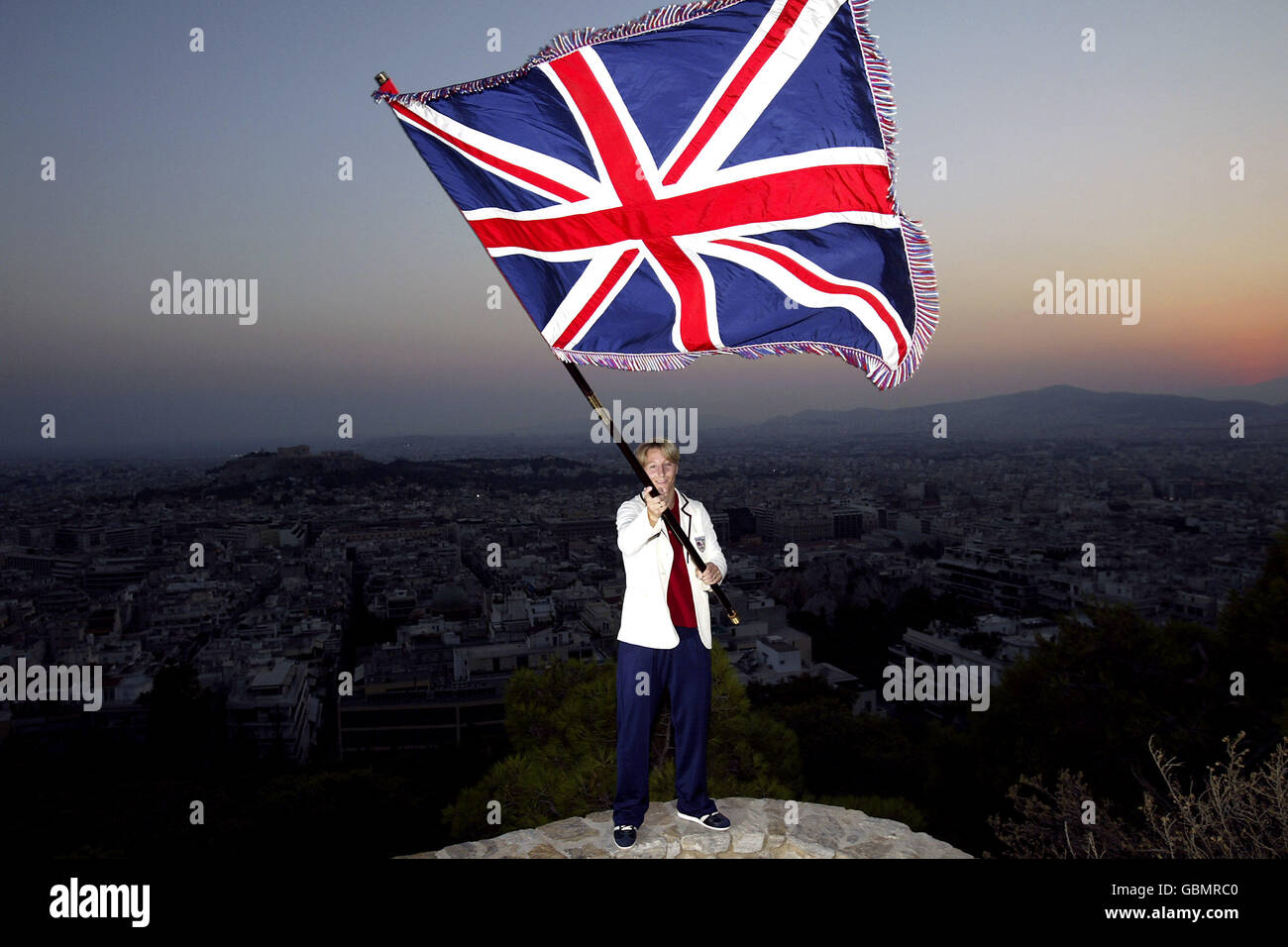 Olimpiadi di Atene 2004 - Conferenza stampa dell'Associazione Olimpica britannica. Kate Howey, il concorrente di Judo della Gran Bretagna, detiene la bandiera di Union Jack aloft Foto Stock
