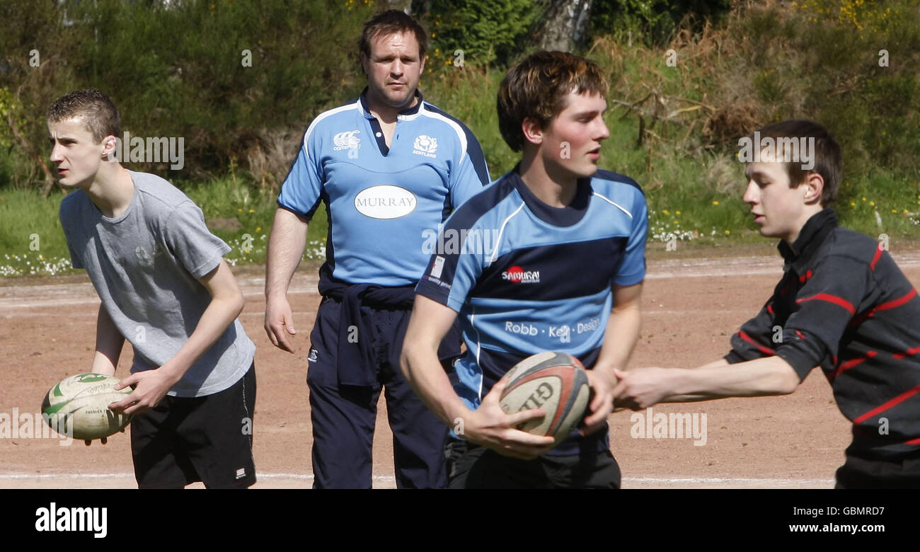 Scotland Thiring Coach Stevie Scott durante una lezione di addestramento di rugby presso l'Accademia di Aboyne. Foto Stock