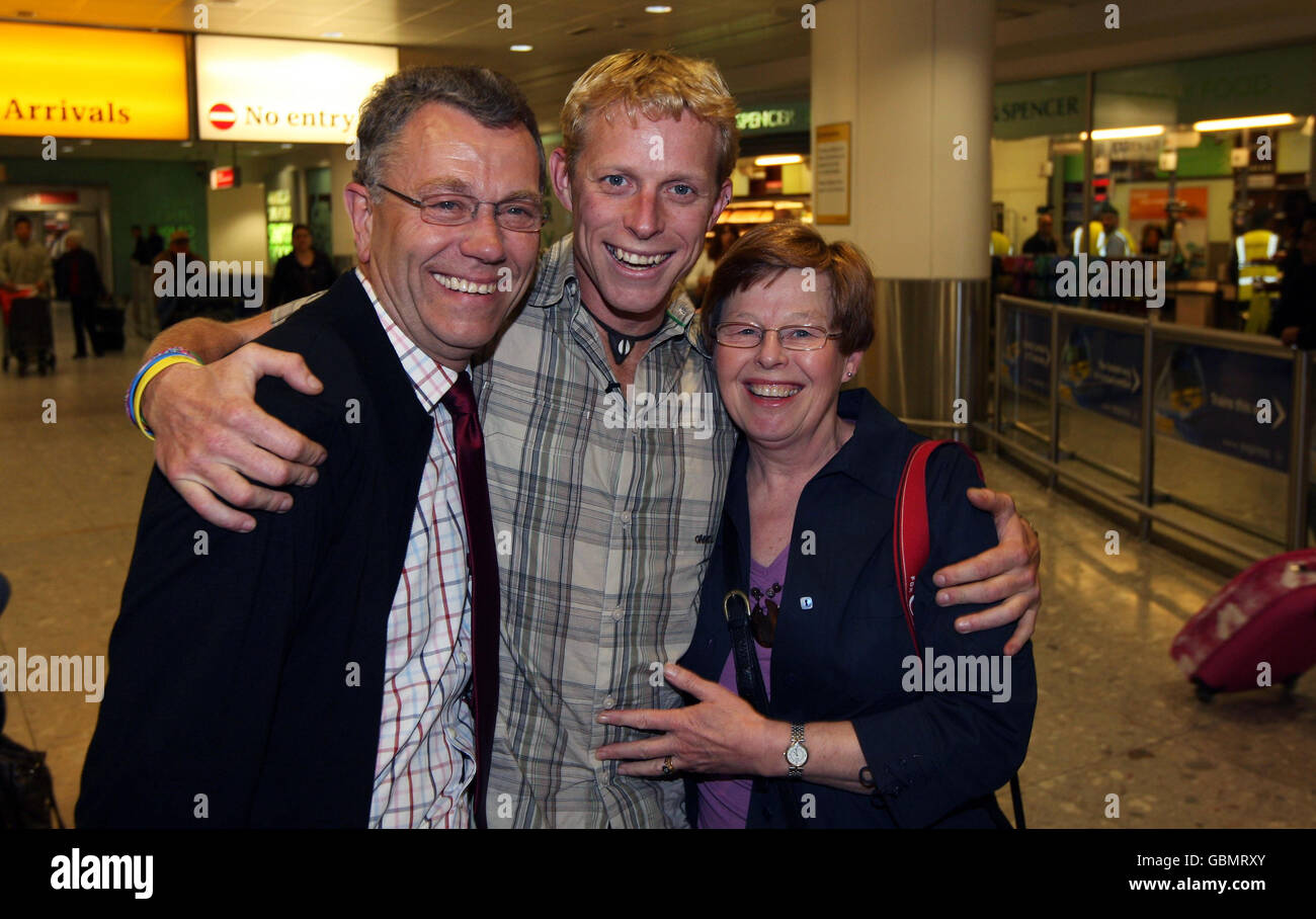 Ben Southall è incontrato da Mum Margaret e Dad Duncan all'aeroporto di Heathrow al suo ritorno nel Regno Unito, dopo essere stato selezionato come candidato per il Tourism Queensland 'Best Job in the World'. Foto Stock