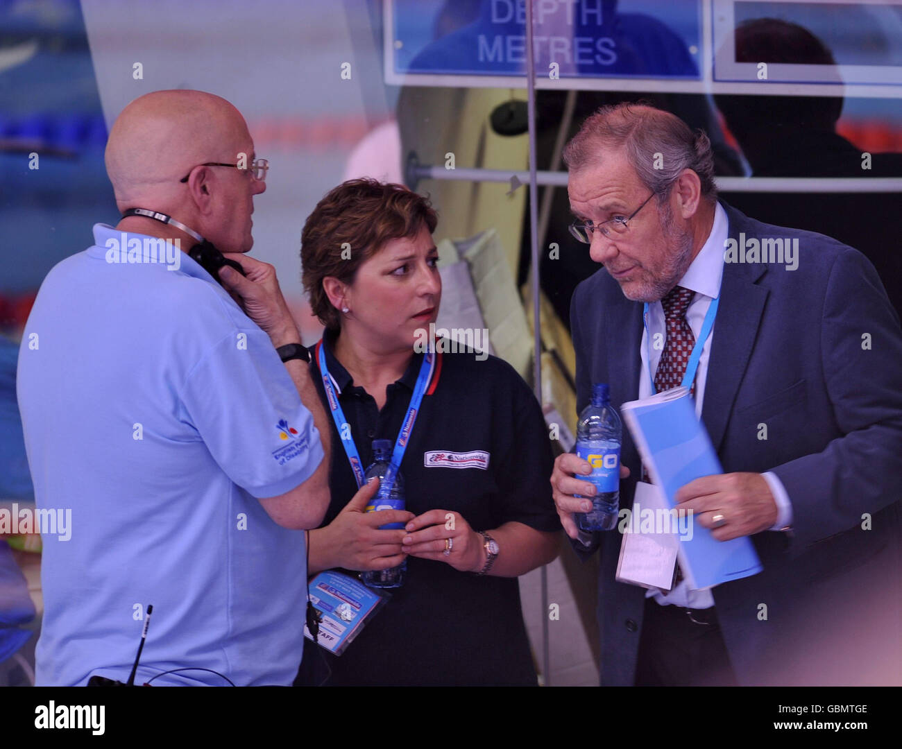 L'ex ministro dello Sport Richard Caborn MP (a destra) partecipa ai campionati internazionali britannici di nuoto per disabili presso il Ponds Forge International Sports Centre di Sheffield. Foto Stock