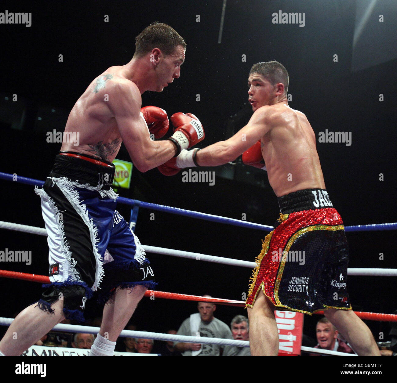 Michael Jennings (a destra) in azione contro Willie Thompson durante la giornata di Welterweight alla Odyssey Arena, Belfast, Irlanda del Nord. Foto Stock