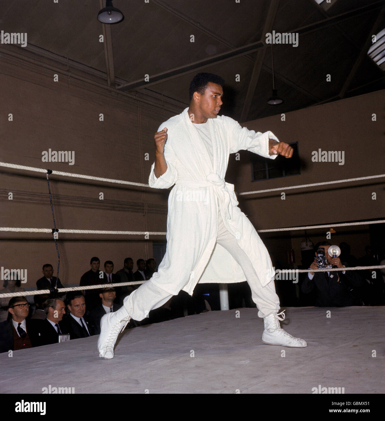 Pugilato - Campionato Mondiale di pesi massimi - Muhammad Ali v Henry Cooper - Ali Training. Muhammad Ali ombra le scatole nel ring a White City Foto Stock