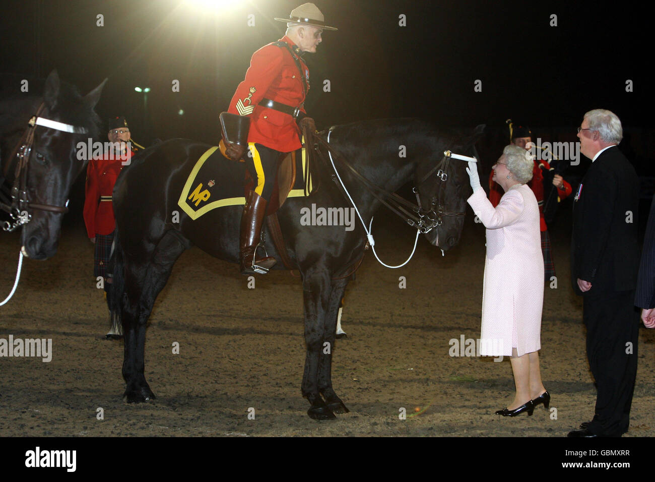 Il cavallo di servizio della polizia (PSH) George è presentato alla regina Elizabeth II dal commissario di polizia montato canadese reale William Elliott al tatuaggio reale del castello di Windsor nel Berkshire. Foto Stock