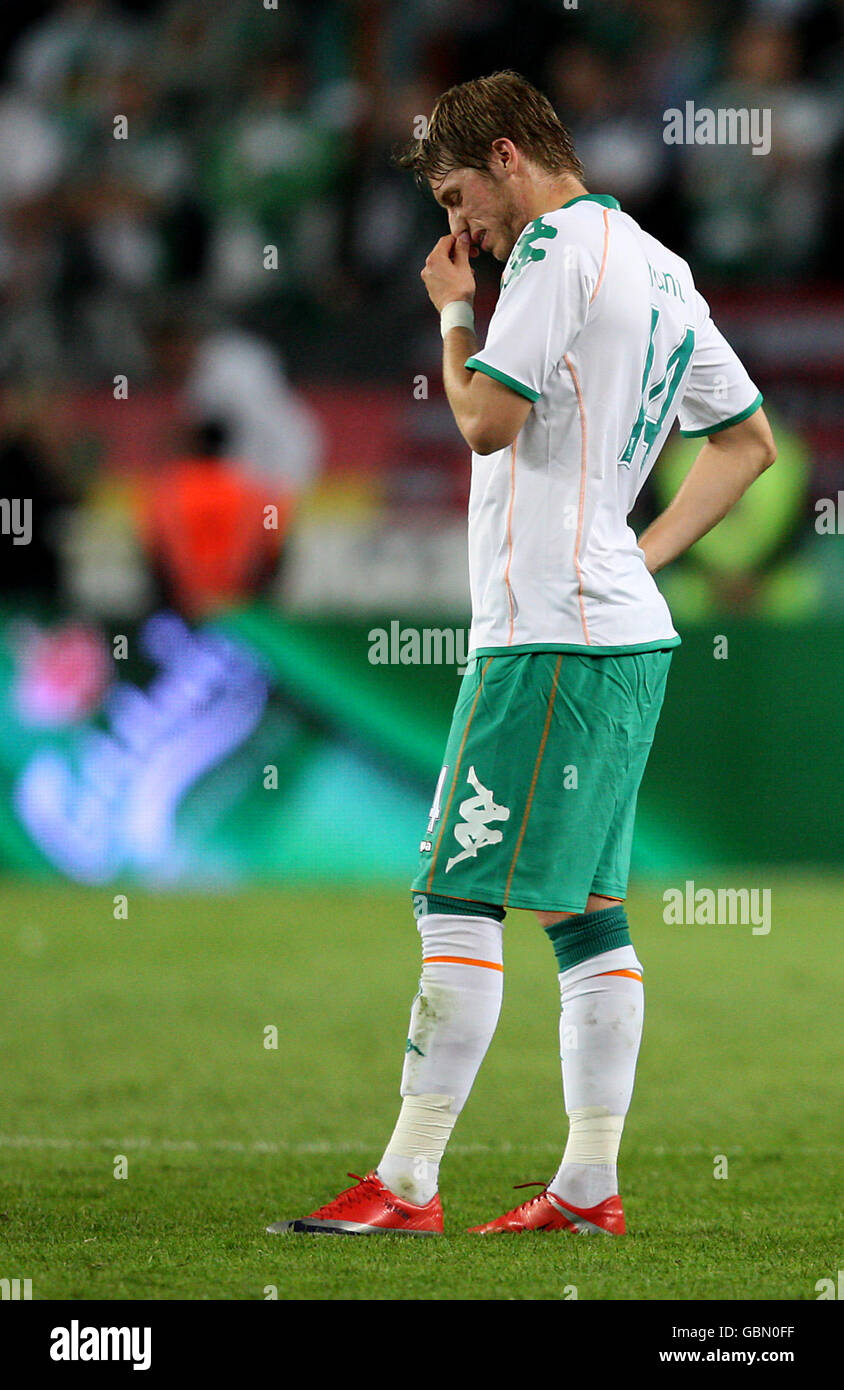 Calcio - Coppa UEFA - finale - Shakhtar Donetsk / Werder Bremen - Stadio Sukru Saracoglu - Istanbul. La caccia Aaron di Werder Bremen è stata abbattuta dopo aver perso la Coppa UEFA 1-2 in tempo extra Foto Stock