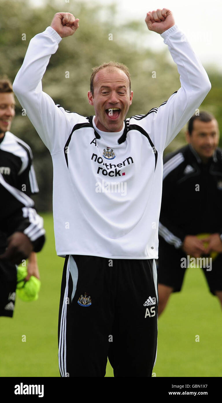 Calcio - Newcastle United Training Session - Longbenton. Alan Shearer, il manager del Newcastle United, gode di un momento più leggero con i suoi giocatori durante la sessione di allenamento a Longbenton, Newcastle. Foto Stock