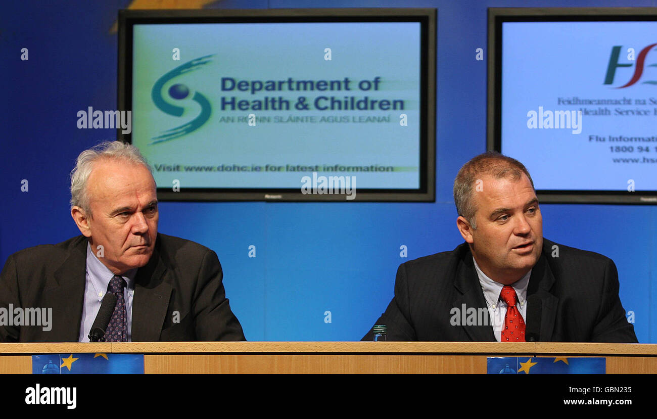 Il Professor Bill Hall (a sinistra), Presidente del National Pandemic Influenza Group e il Dr. Tony Holohan, del Dipartimento di Salute e Bambini tengono una conferenza stampa presso il Government Press Centre di Dublino, che conferma un caso di influenza suina nel paese. Foto Stock