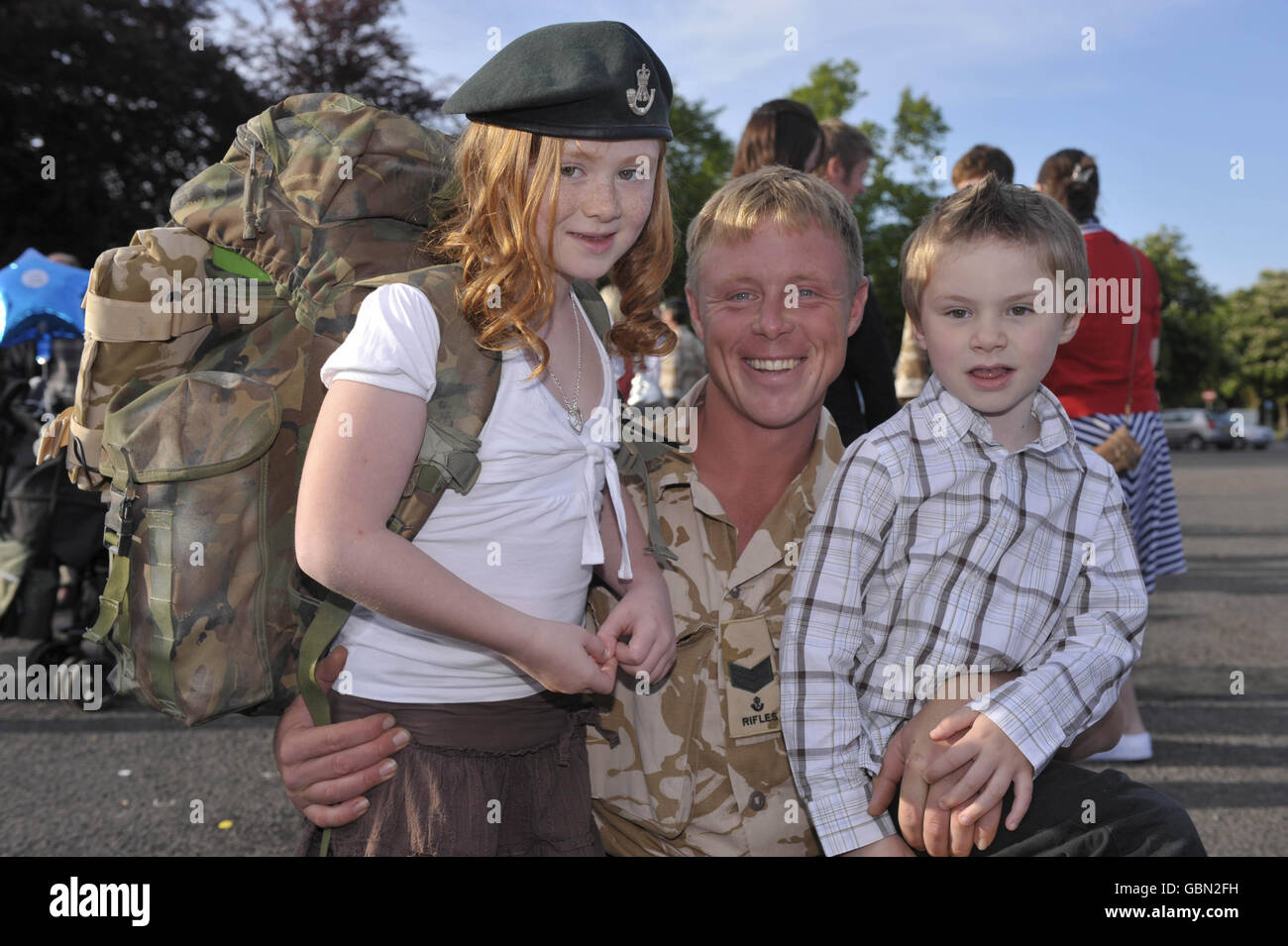 Tornando dall'Afghanistan alle caserme di Beachley, Chepstow è Caporale bianca, 36, dal 1° Battaglione Rifles e sua figlia Abi, 8, e il figlio ben, 5, da Tewkesbury. Foto Stock