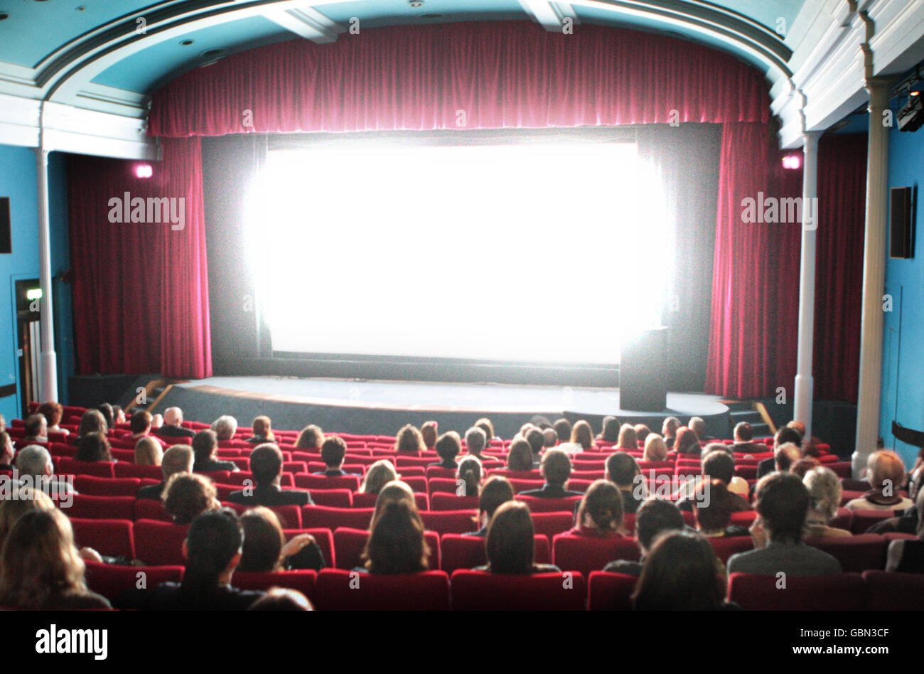 I membri della rassegna stampa guardano alcuni dei film inclusi nel lancio del 63° Festival Internazionale del Cinema di Edimburgo al Filmhouse di Edimburgo. Foto Stock