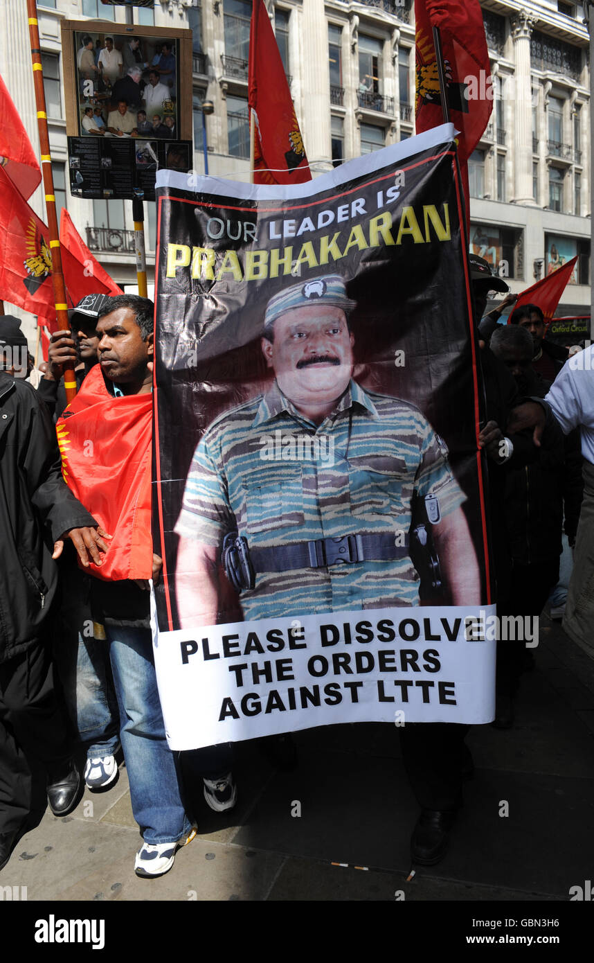 Gli studenti britannici tamil protestano per le strade del centro di Londra per un cessate il fuoco immediato e permanente nello Sri Lanka. Foto Stock